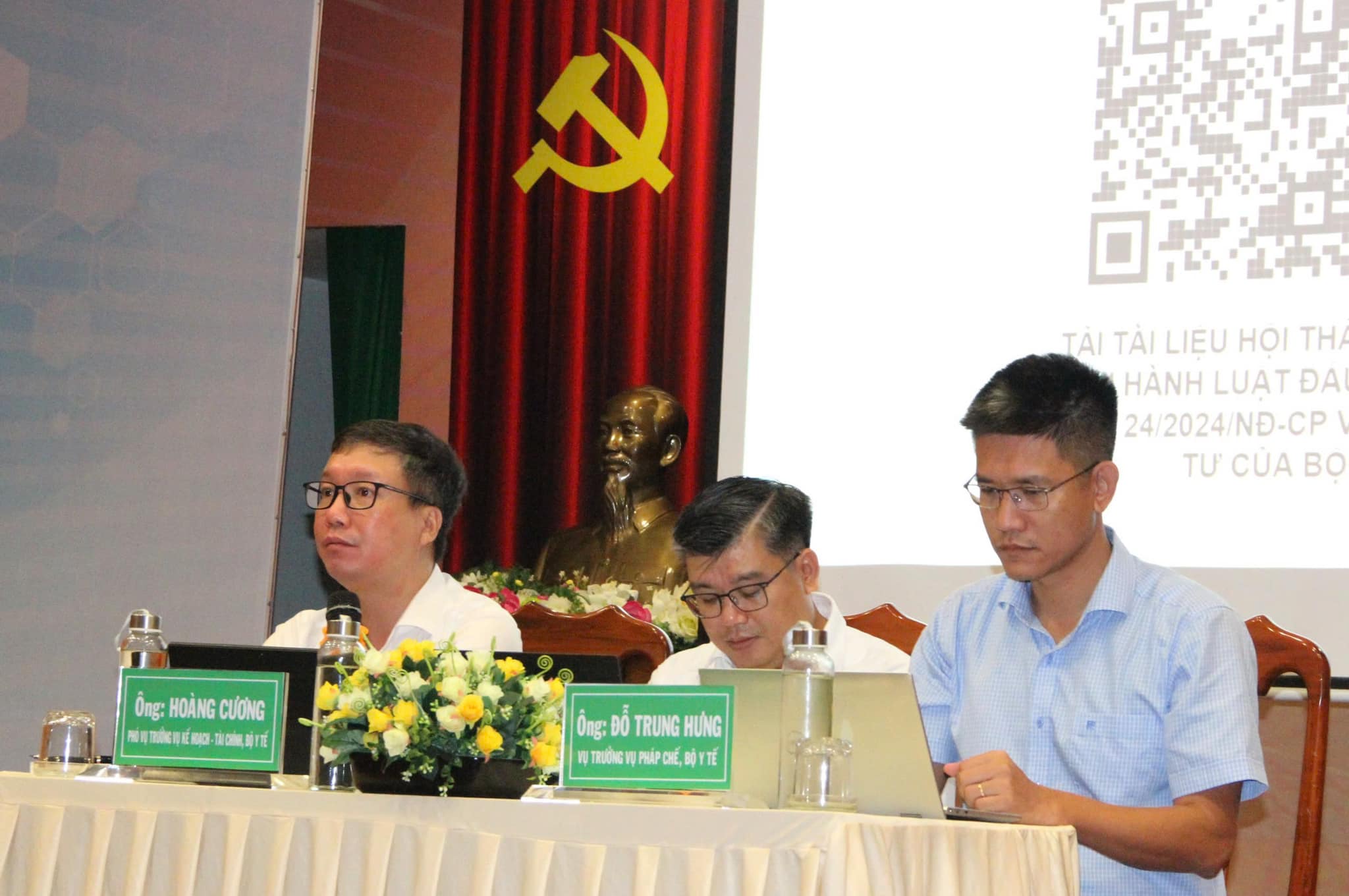 Đại diện các đơn vị của Bộ Y tế giải đáp vướng mắc của các cơ sở y tế. Ảnh: Hà Quyên.