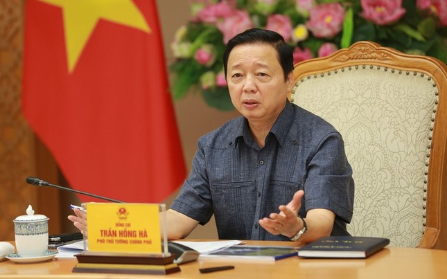 Phó Thủ tướng Trần Hồng Hà chỉ đạo các đơn vị trong buổi họp. Ảnh: VGP