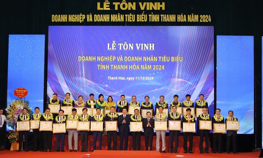 Lãnh đạo tỉnh Thanh Hoá trao bằng khen cho các doanh nghiệp tiêu biểu