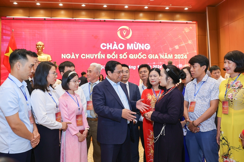 Thủ tướng Phạm Minh Chính trao đổi với các đại biểu - Ảnh: VGP.