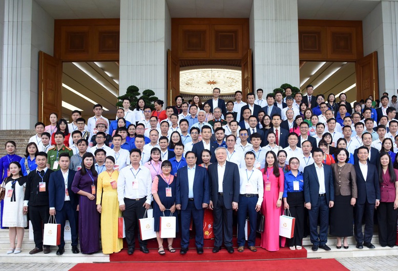 Thủ tướng v&agrave; c&aacute;c đại biểu tham dự chương tr&igrave;nh - Ảnh: VGP.