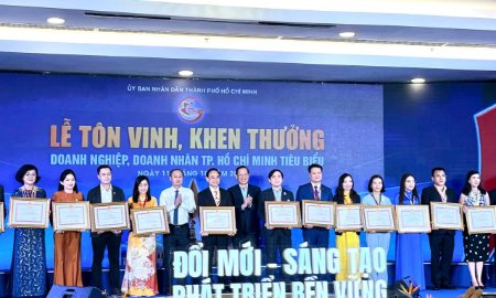 Chủ tịch UBND TP. Hồ Chí Minh Phan Văn Mãi trao bằng khen cho các doanh nghiệp, doanh nhân TP. Hồ Chí Minh tiêu biểu 2024.