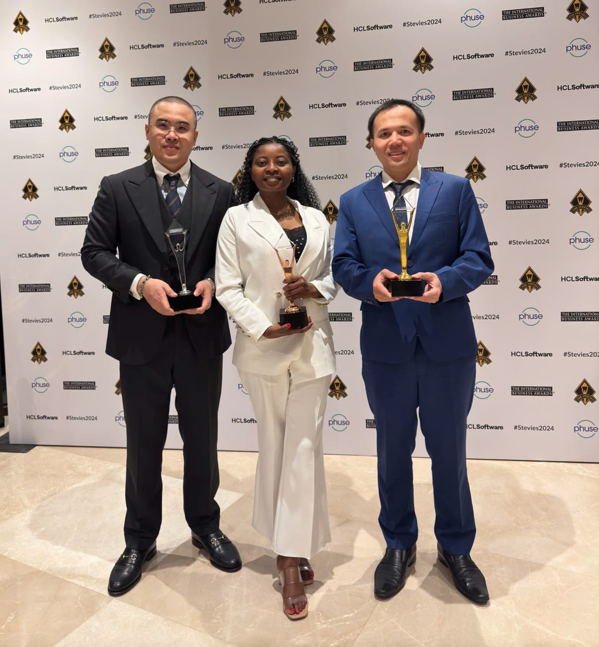 Đại diện Lumitel nhận Giải V&agrave;ng &ldquo;C&ocirc;ng ty của năm trong lĩnh vực viễn th&ocirc;ng&rdquo; tại IBA 2024.