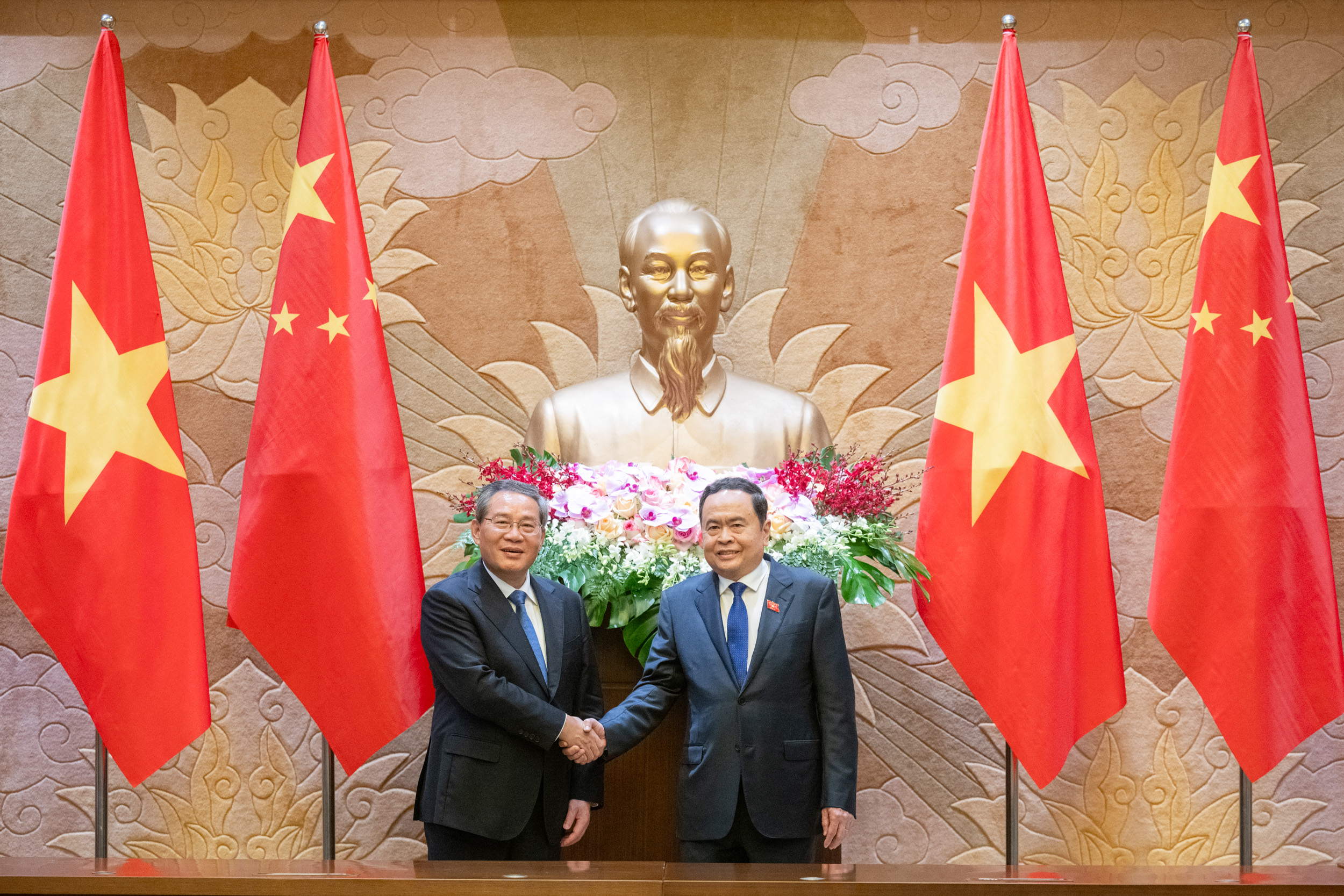 Chủ tịch Quốc hội Trần Thanh Mẫn và Thủ tướng Quốc vụ viện Trung Quốc Lý Cường - Ảnh: Quochoi.vn