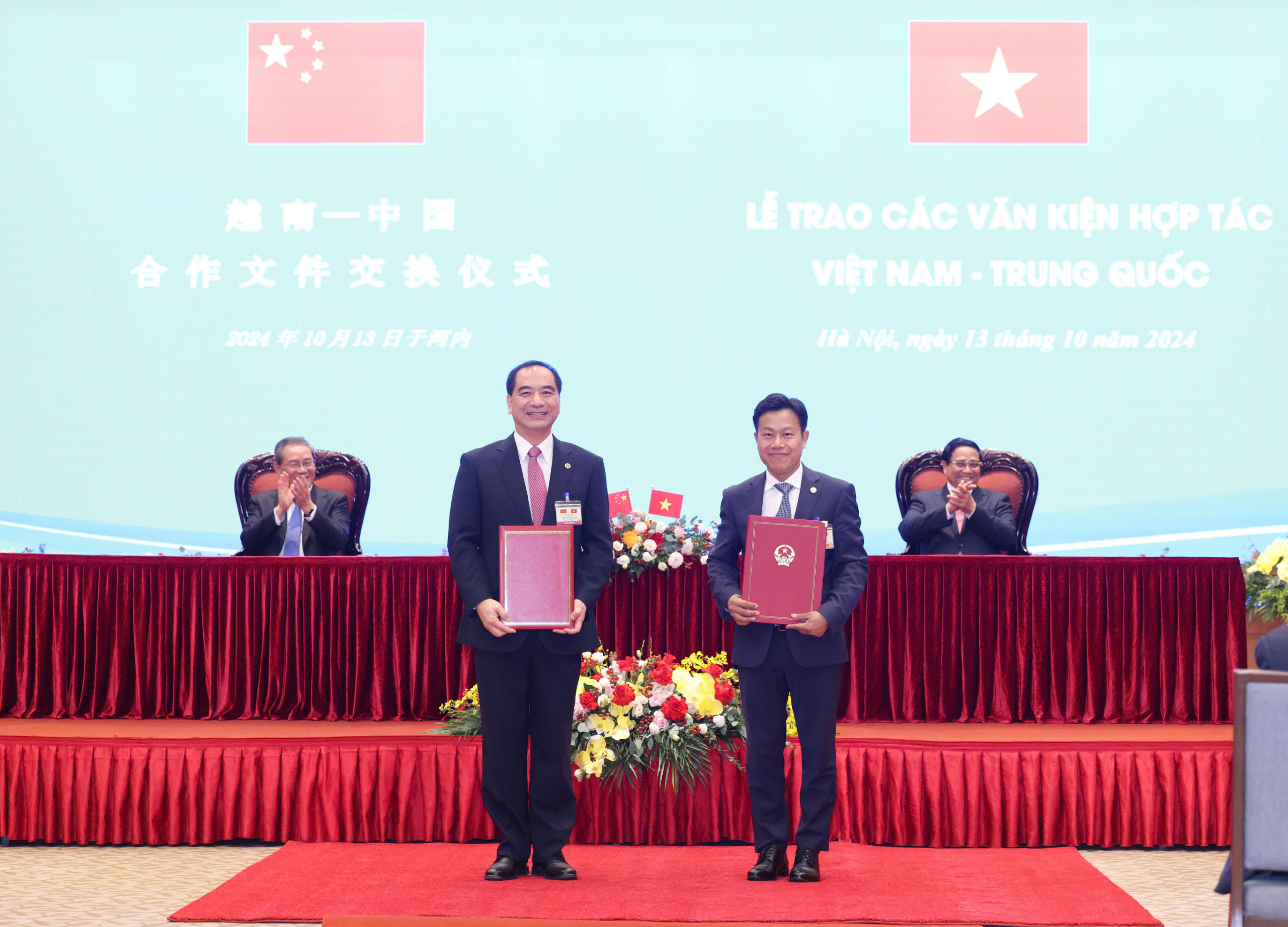 Hai Thủ tướng chứng kiến trao Bản ghi nhớ hợp tác toàn diện giữa Đại học Quốc gia Hà Nội và Đại học Bắc Kinh, Trung Quốc.