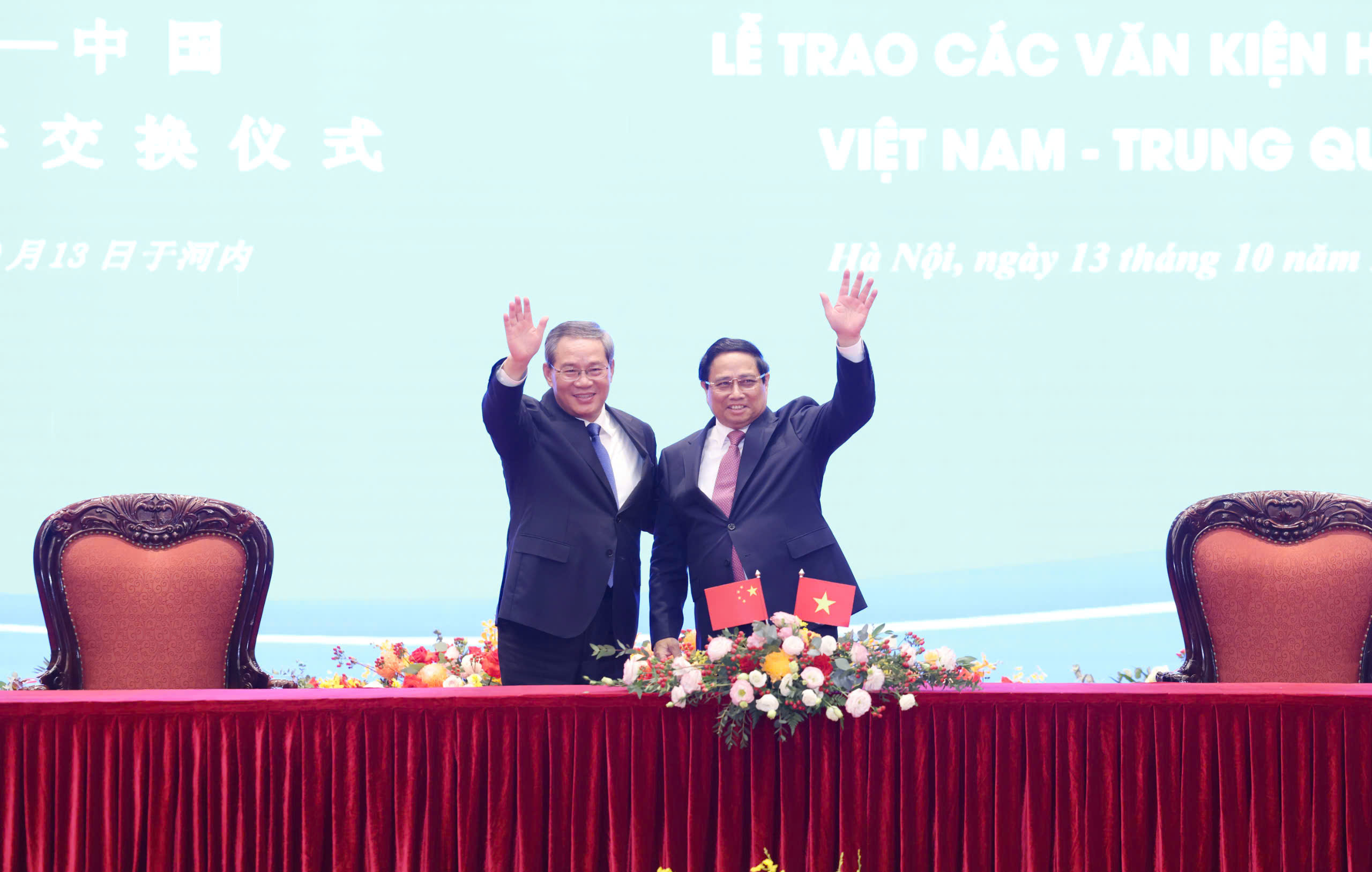 Hai Thủ tướng tại lễ rao các văn kiện hợp tác giữa hai nước.