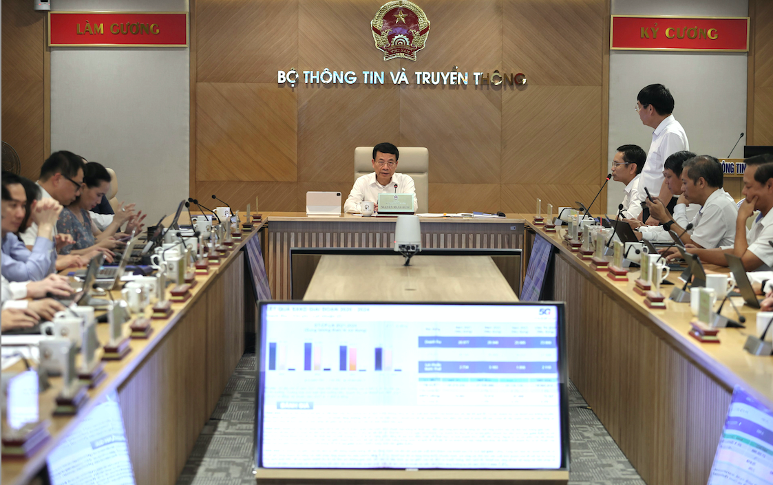 Bộ trưởng Nguyễn Mạnh Hùng chủ trì buổi làm việc của Bộ với lãnh đạo, cán bộ chủ chốt MobiFone - Ảnh: Mic.