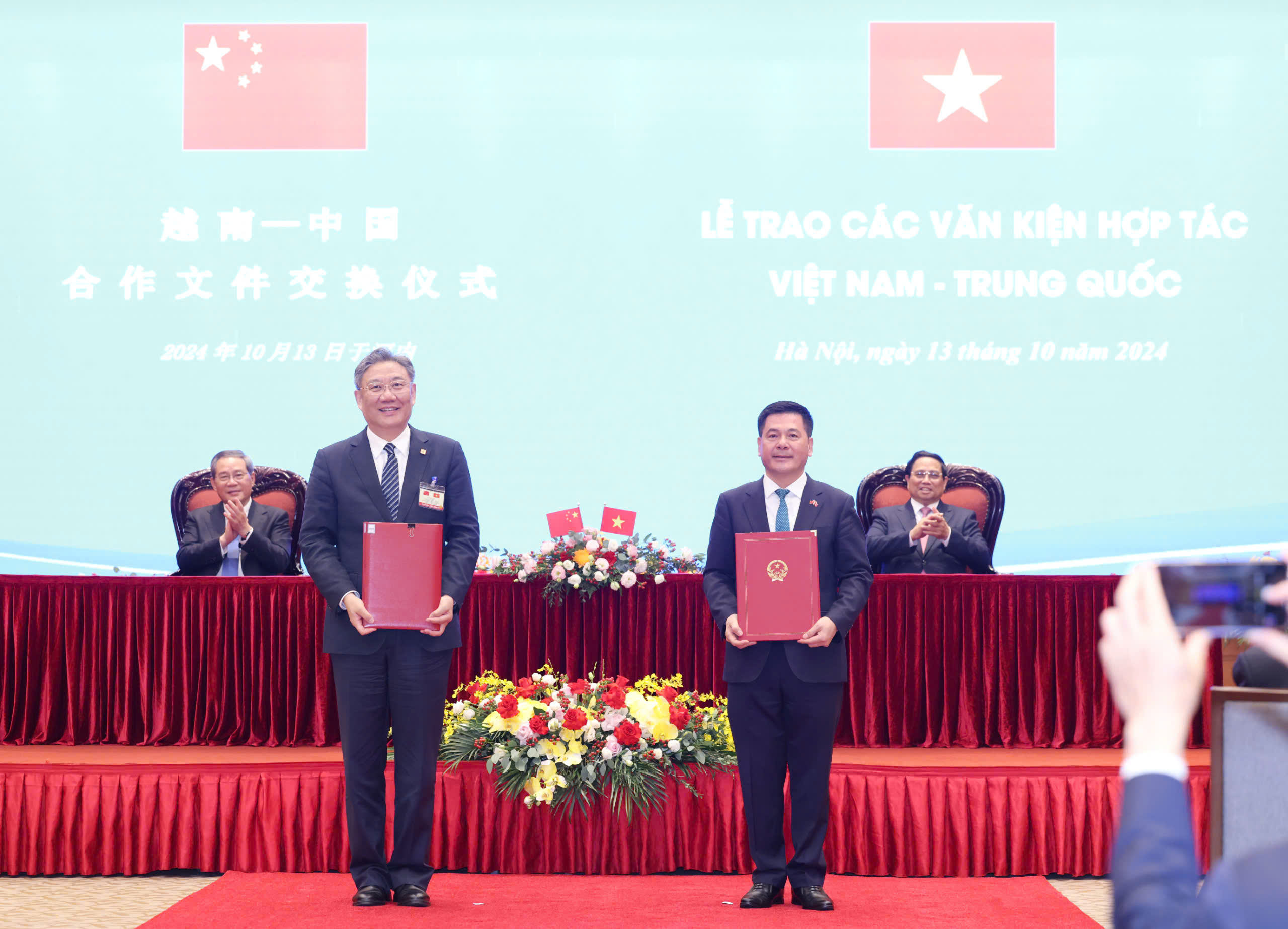 Hai Thủ tướng chứng kiến trao Bản ghi nhớ giữa Bộ Công Thương Việt Nam và Bộ Thương mại Trung Quốc về tăng cường hợp tác xây dựng chuỗi cung ứng nông sản bền vững và Bản ghi nhớ giữa Bộ Công Thương Việt Nam và Bộ Thương mại Trung Quốc về việc thành lập Nhóm công tác nghiên cứu về mô hình xây dựng khu hợp tác kinh tế qua biên giới Việt Nam - Trung Quốc.