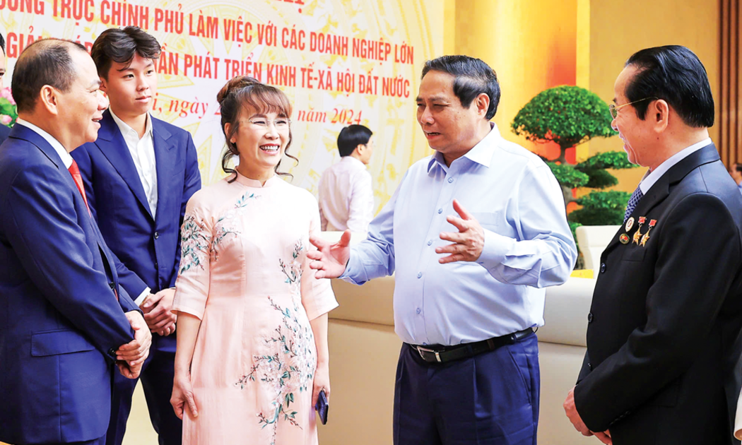 Thủ tướng Phạm Minh Chính trò chuyện với các doanh nhân, đại biểu. Ảnh: Việt Dũng.