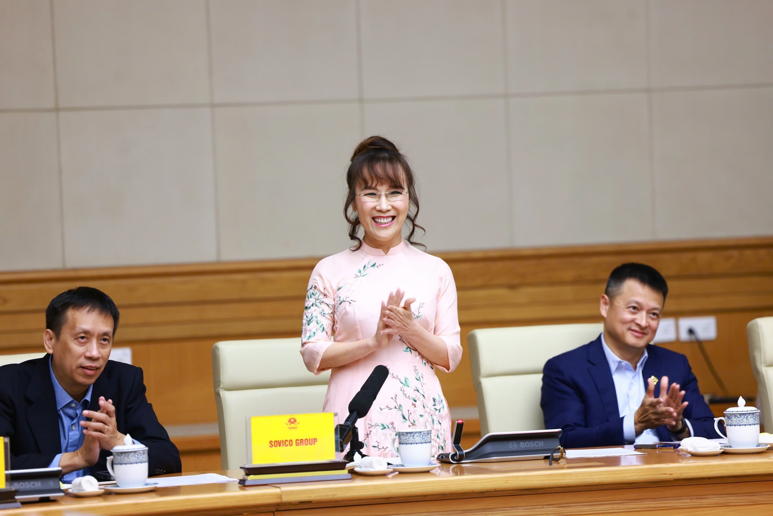 Tại diễn đàn dành cho doanh nghiệp tư nhân do Chính phủ chù trì, tiến sĩ Nguyễn Thị Phương Thảo kiến nghị Nhà nước tạo điều kiện hình thành các tập đoàn kinh tế tư nhân có sức mạnh và thương hiệu quốc gia, quốc tế (ảnh: T.L).