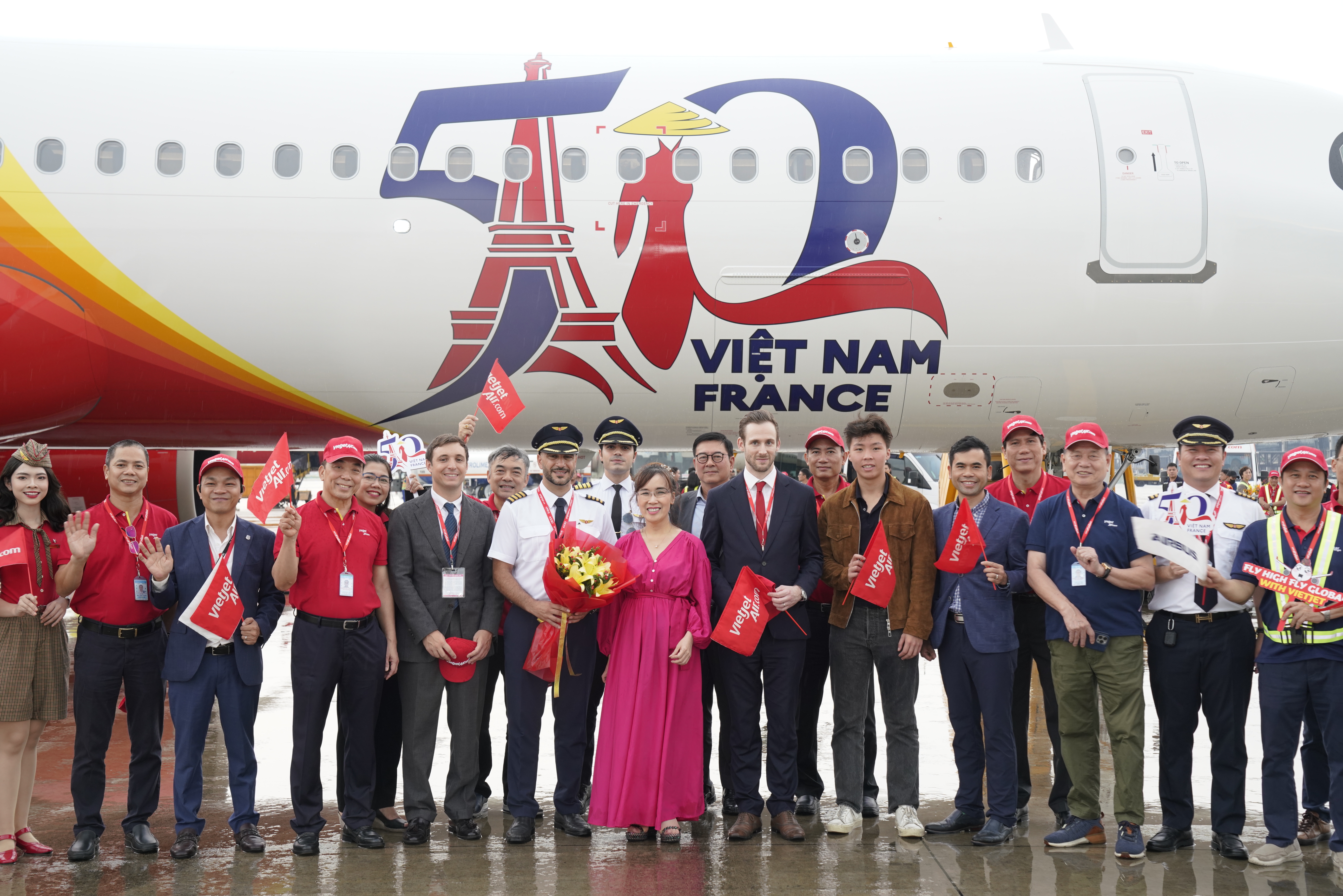 Nữ tỉ phú Phương Thảo đầu tư xây dựng đội tàu bay hùng mạnh mang quốc tịch Việt Nam, góp phần cho một Việt Nam hùng cường (ảnh: T.L).