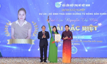 Phó Chủ tịch Quốc hội Nguyễn Đức Hải và Chủ tịch Hội Liên hiệp Phụ nữ Việt Nam Hà Thị Nga trao giải Đặc biệt cuộc thi