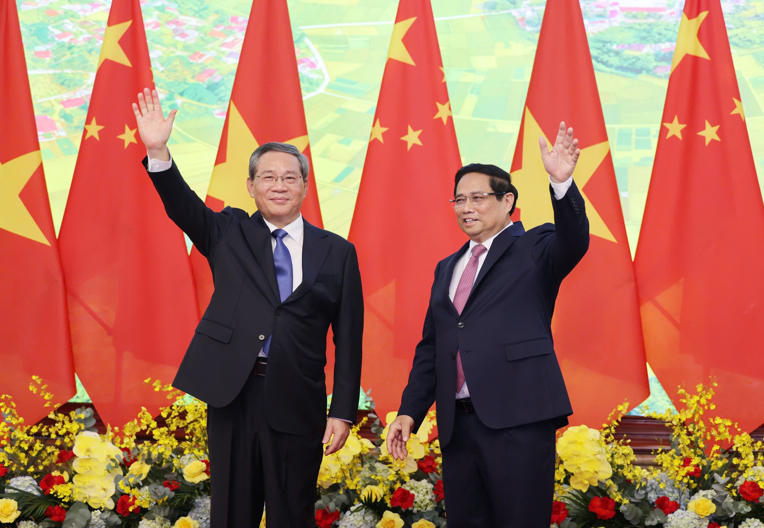 Thủ tướng Phạm Minh Chính và Thủ tướng Trung Quốc Lý Cường. Ảnh VGP/Nhật Bắc