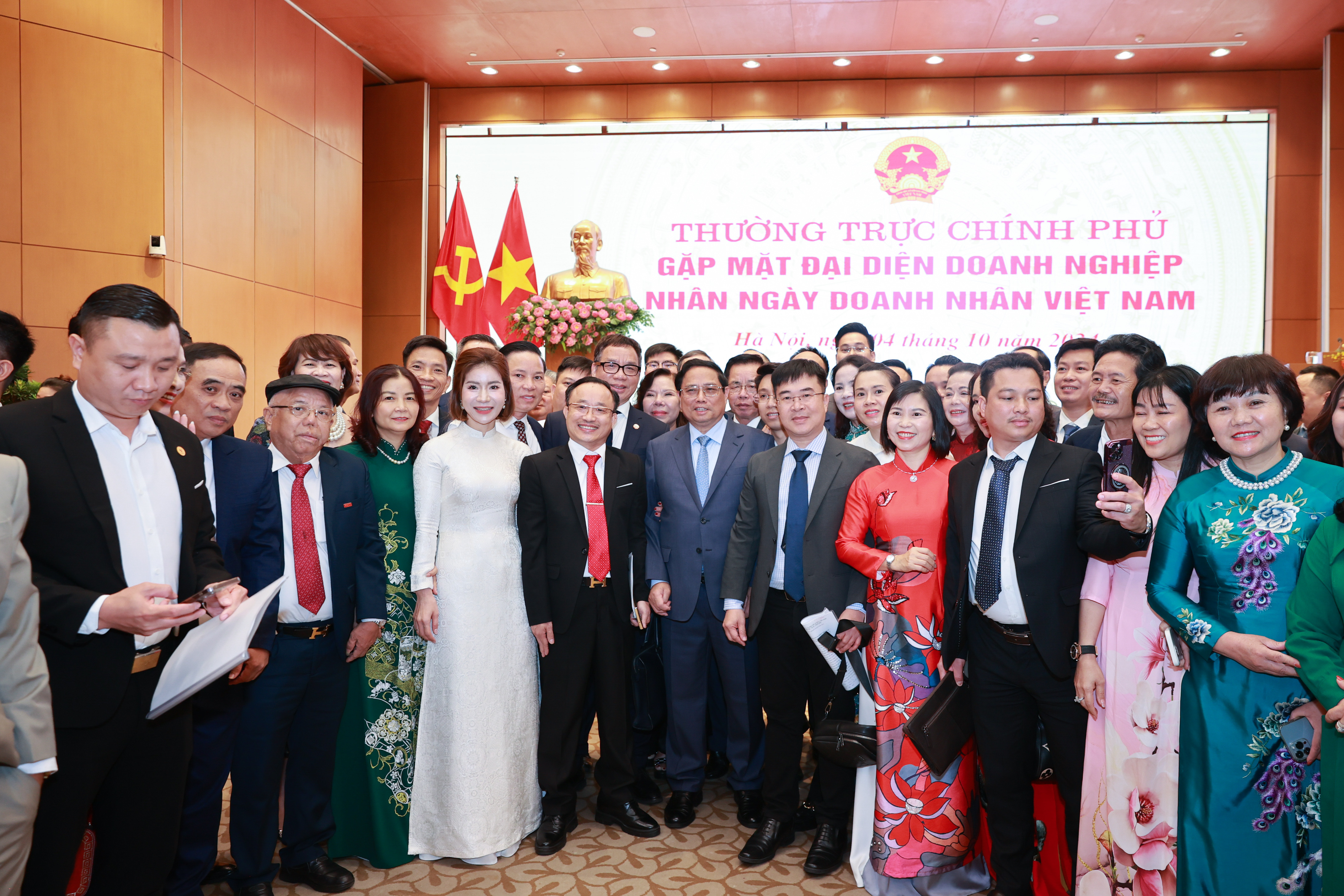 Thủ tướng và các doanh nghiệp dự cuộc gặp mặt ngày 4/10.