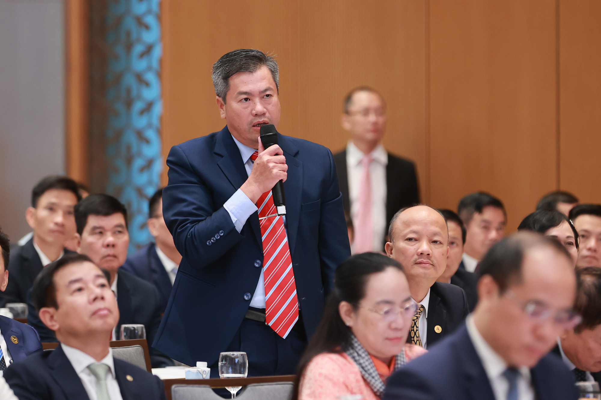 Tại buổi gặp mặt ngày 4/10/2024, ông Nguyễn Huy Long, Chủ tịch Hiệp hội doanh nghiệp tỉnh Lào Cai, kiến nghị miễn, hoãn, giảm thuế cho các doanh nghiệp gặp khó khăn do bị ảnh hưởng bởi cơn bão số 3 vừa qua. Ảnh VGP/Nhật Bắc.