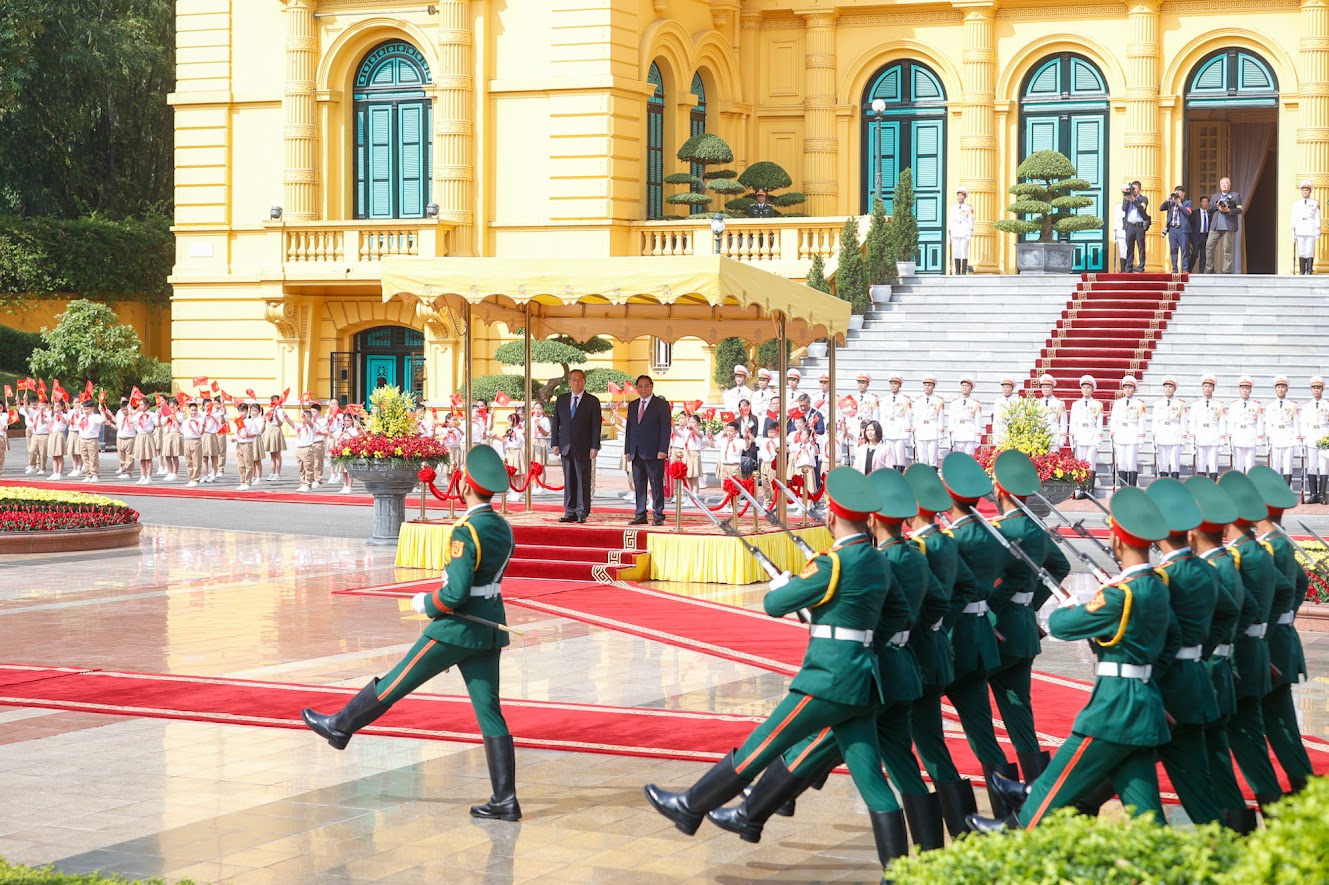 Thủ tướng Phạm Minh Chính và Thủ tướng Lý Cường duyệt Đội Danh dự Quân đội nhân dân Việt Nam.