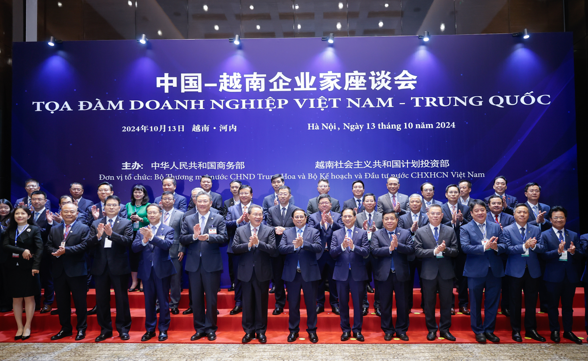 Thủ tướng Phạm Minh Ch&iacute;nh v&agrave; Thủ tướng Trung Quốc L&yacute; Cường với c&aacute;c đại biểu dự Tọa đ&agrave;m doanh nghiệp Việt Nam - Trung Quốc - Ảnh: VGP