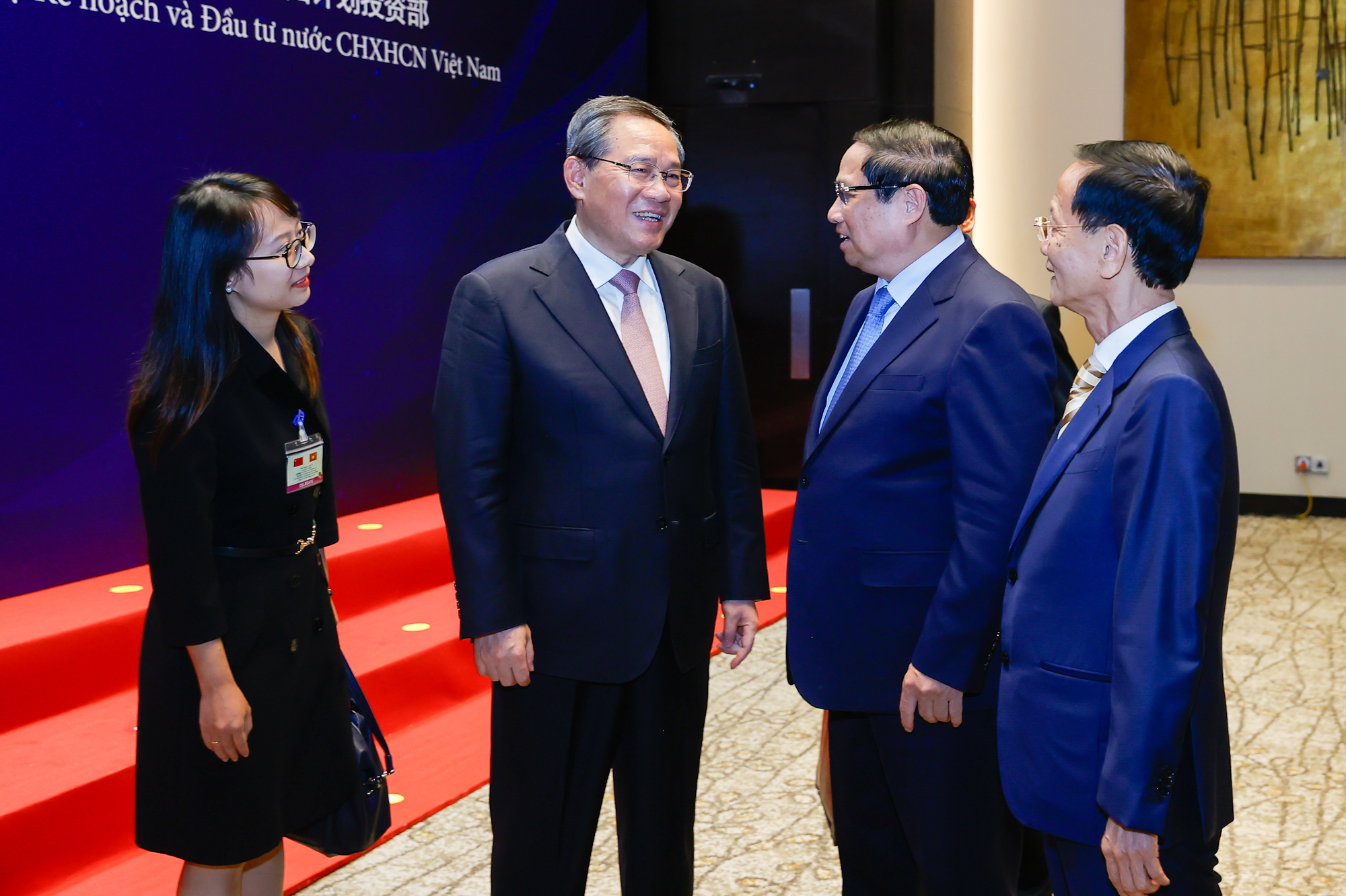 Thủ tướng Phạm Minh Chính trao đổi với Thủ tướng Lý Cường - Ảnh: VGP