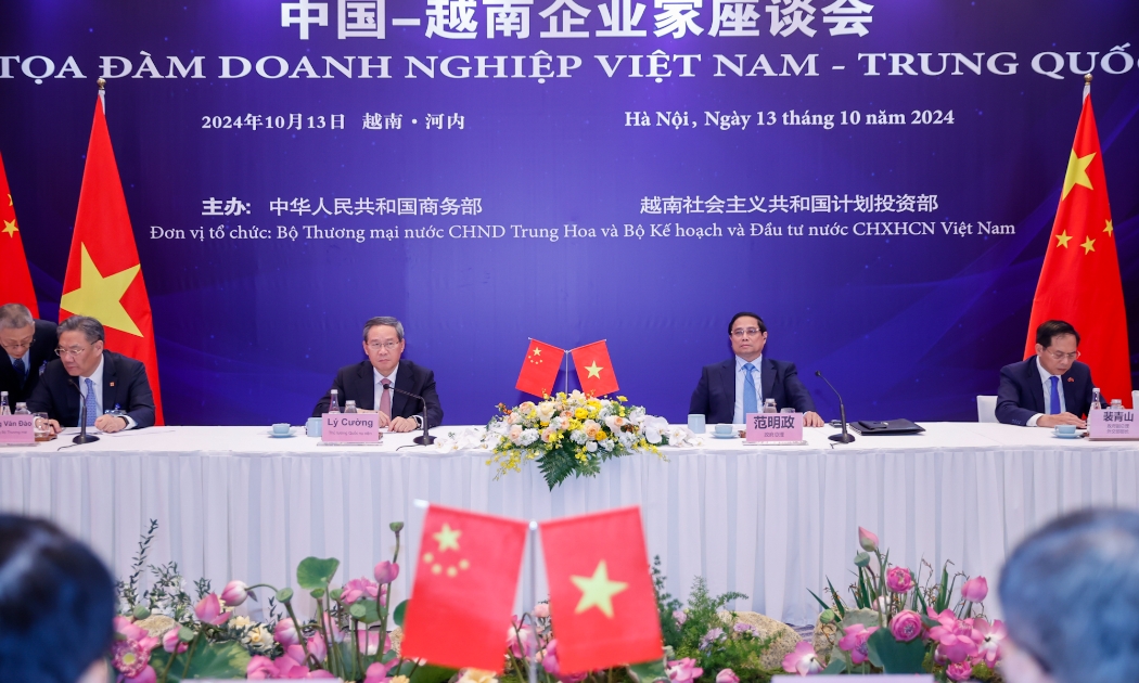 Thủ tướng Chính phủ Phạm Minh Chính và Thủ tướng Trung Quốc Lý Cường tham dự tọa đàm doanh nghiệp Việt Nam - Trung Quốc - Ảnh: VGP