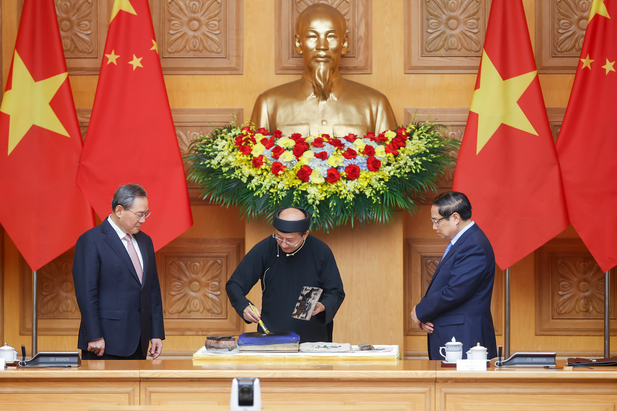 Hai Thủ tướng trực tiếp trải nghiệm in tranh theo cách của các nghệ nhân Đông Hồ. Ảnh: VGP.