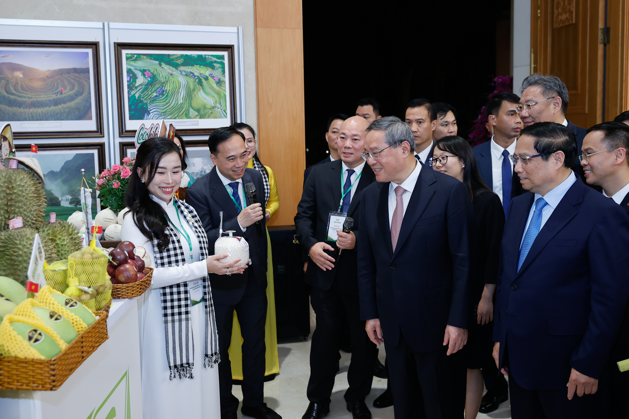 Thủ tướng Phạm Minh Chính và Thủ tướng Lý Cường tham quan trưng bày một số sản phẩm nông nghiệp đặc sắc của Việt Nam xuất khẩu sang Trung Quốc. Ảnh: VGP.