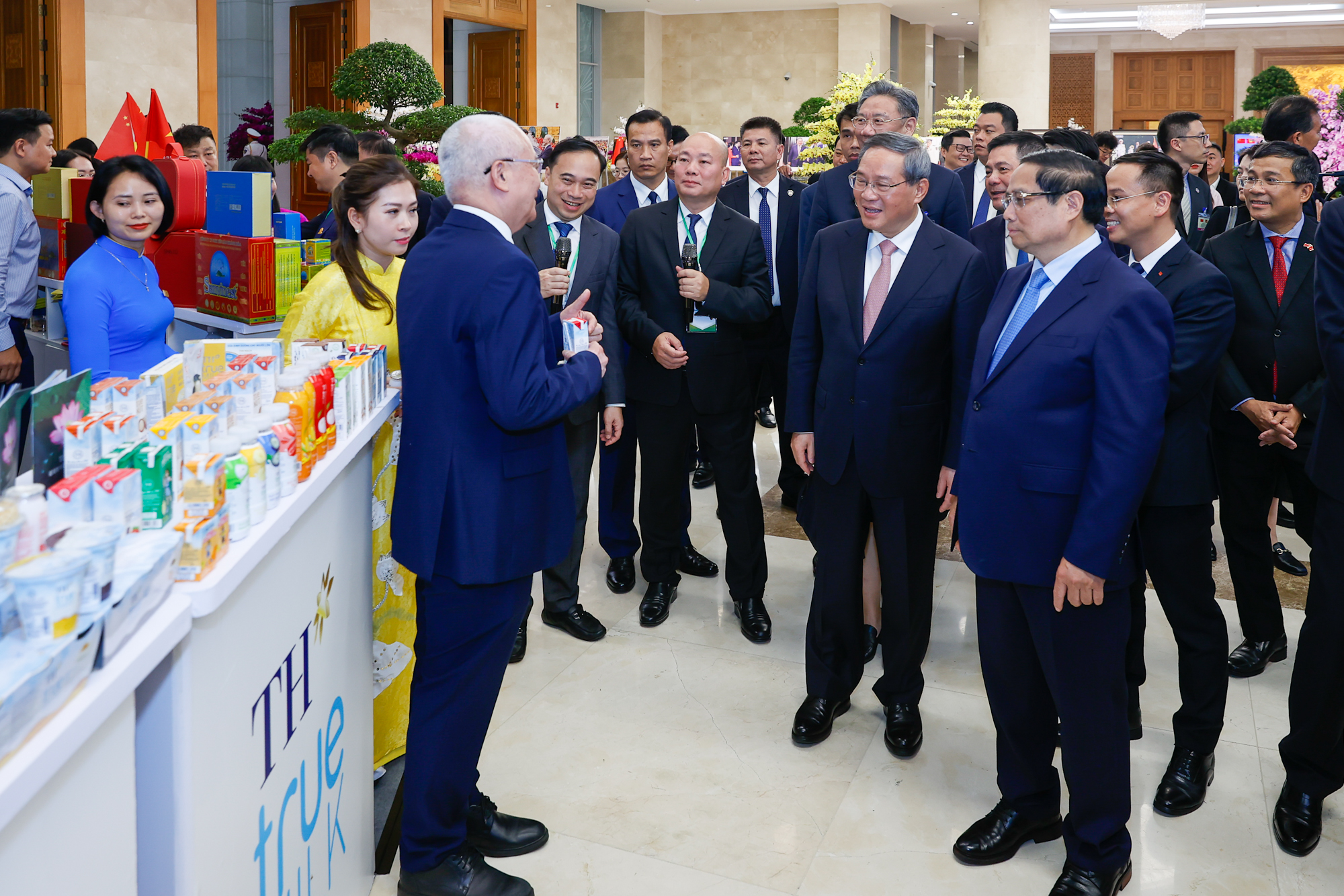 Hai Thủ tướng tham quan và nghe giới thiệu về những mặt hàng nông sản tiêu biểu Việt Nam xuất khẩu chính ngạch sang thị trường Trung Quốc. Ảnh: VGP.