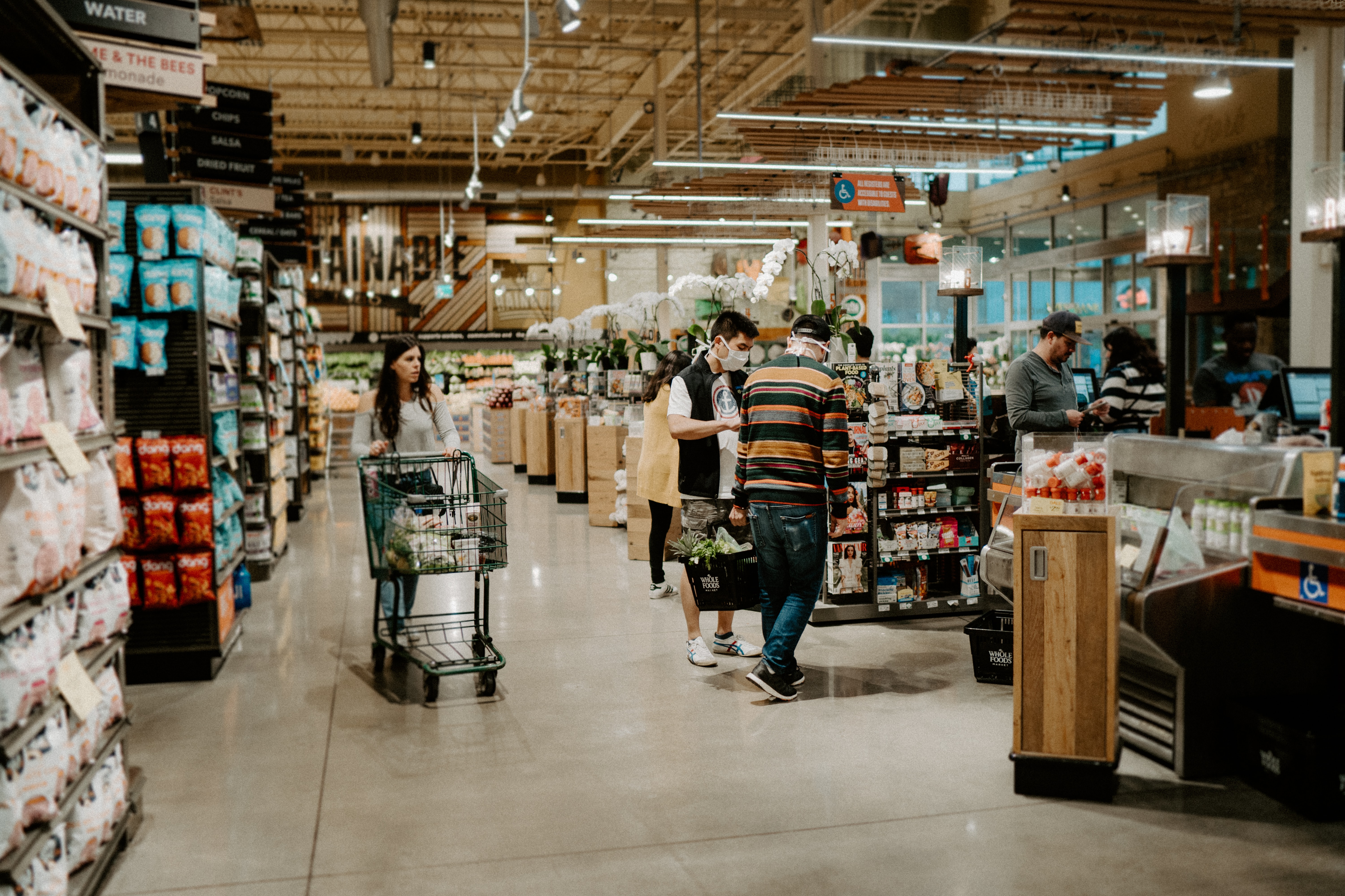 Amazon bổ sung kho h&agrave;ng v&agrave;o c&aacute;c si&ecirc;u thị Whole Foods để thu h&uacute;t nhiều người mua hơn đến c&aacute;c cửa h&agrave;ng.