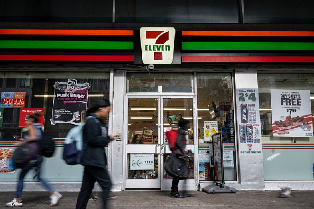 7-Eleven tuyên bố đóng cửa 444 chi nhánh vì doanh số giảm.