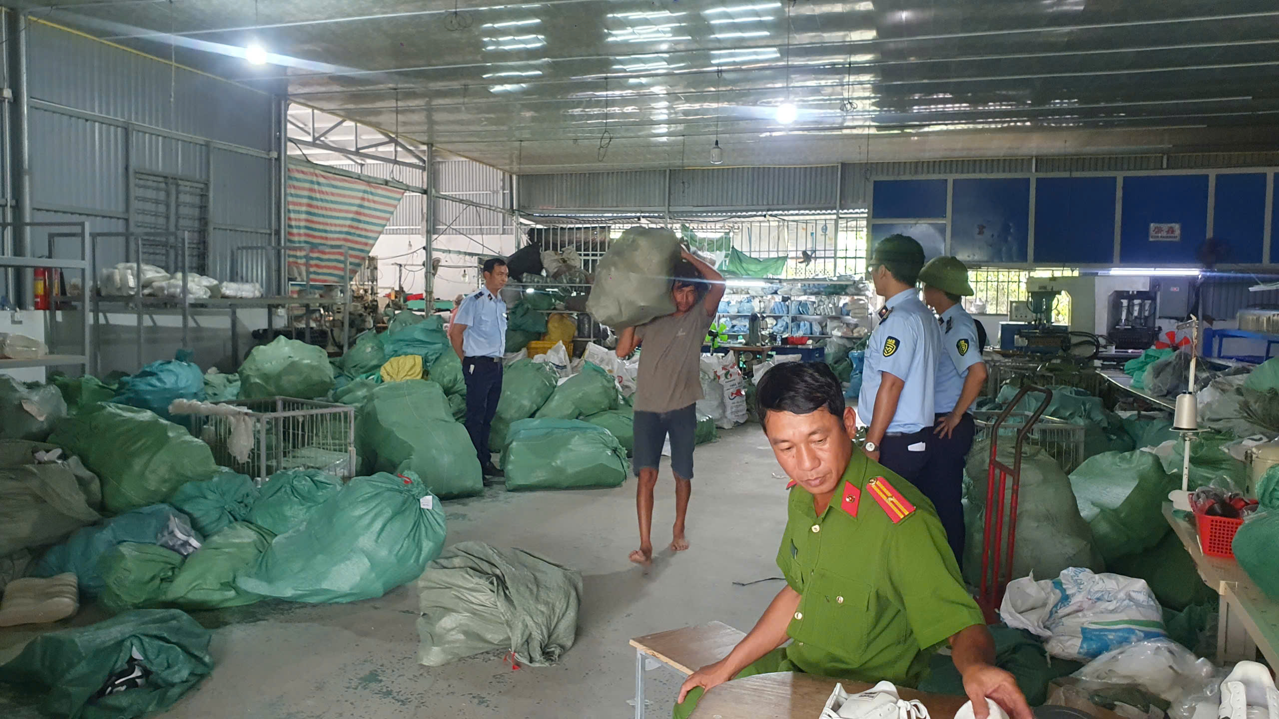 Kho cất giấu 7.070 đôi giày thể thao giả nhãn hiệu NIKE, ADIDAS