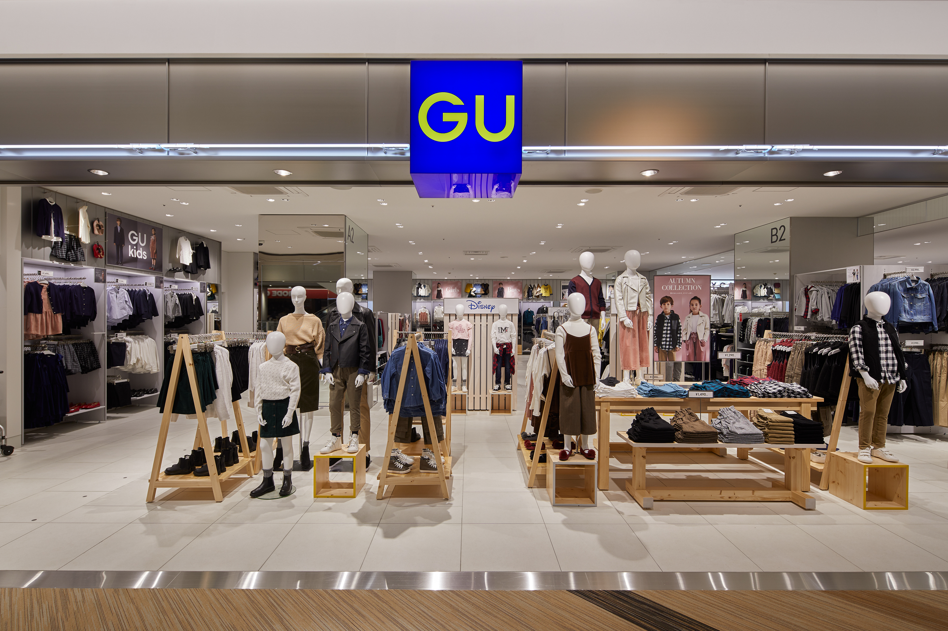 GU có mức giá thấp hơn đôi chút so với Uniqlo và hướng đến đối tượng khách hàng trẻ hơn.