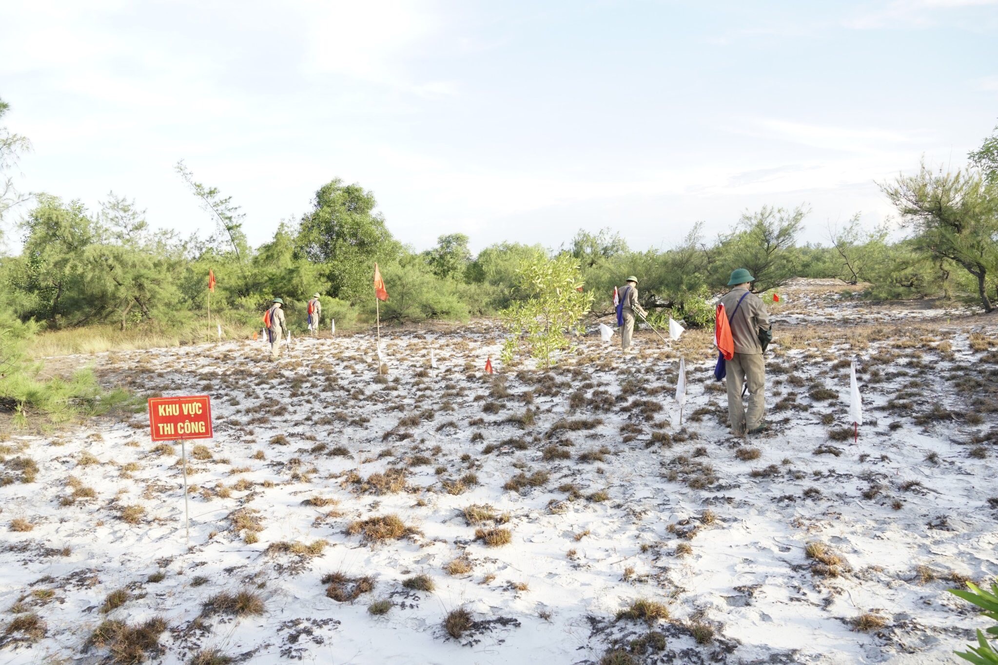 Lực lượng chức năng thực hiện rà phá bom mìn sau chiến tranh. Ảnh: MOLISA.