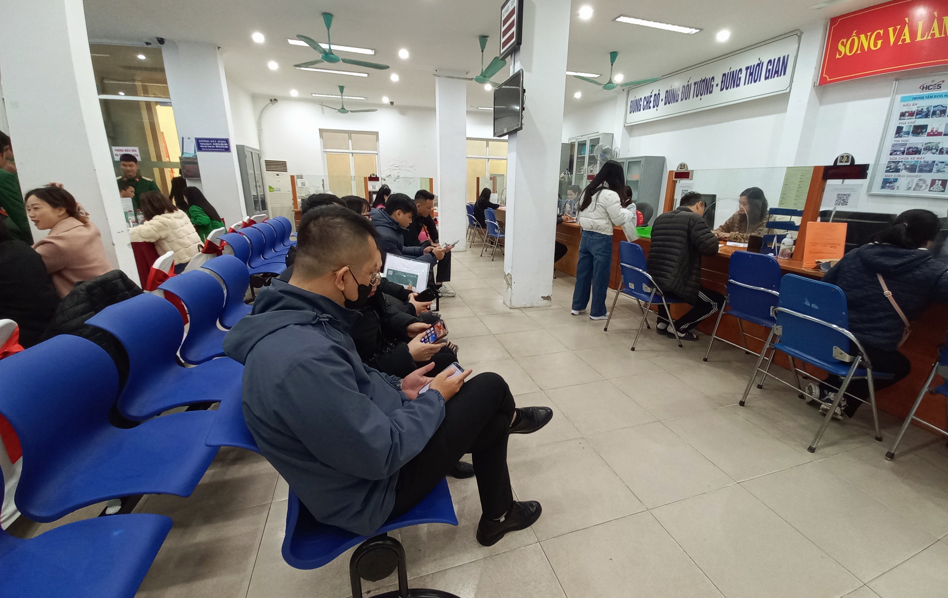 Người lao động chờ hưởng bảo hiểm thất nghiệp tại Hà Nội. Ảnh: N.Dương.