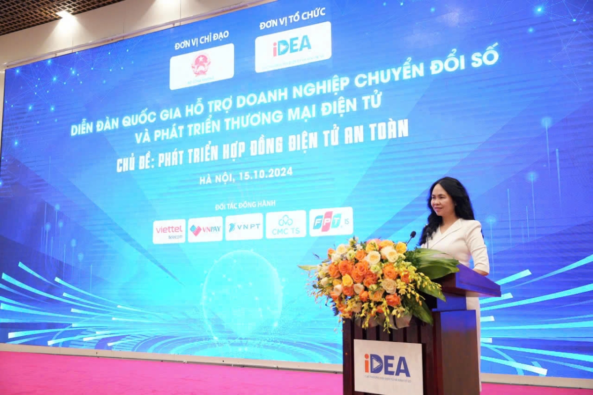 B&agrave; L&ecirc; Ho&agrave;ng Oanh,&nbsp;Cục trưởng Cục Thương mại điện tử v&agrave; Kinh tế số, ph&aacute;t biểu tại diễn đ&agrave;n.