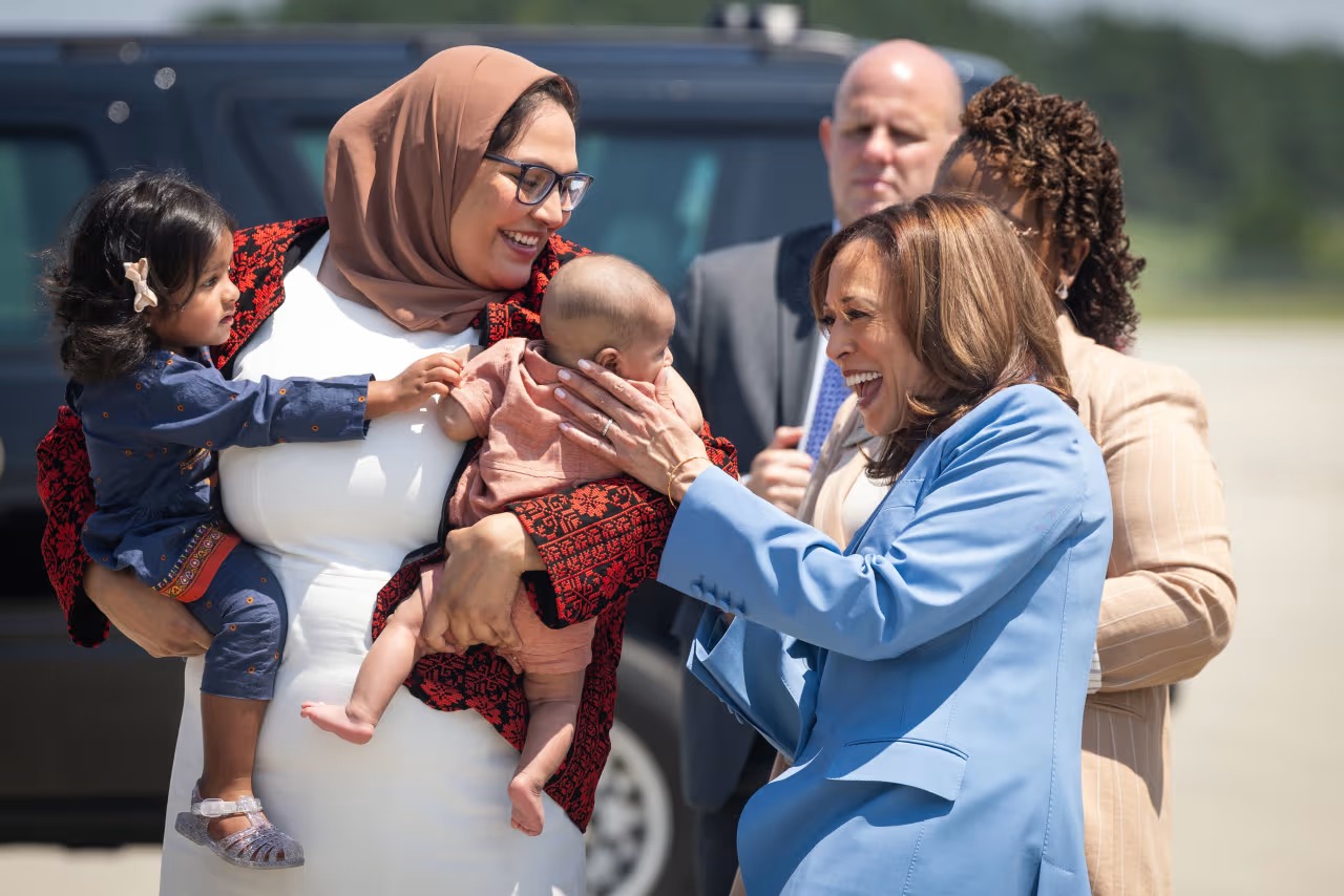Phó Tổng thống Mỹ Kamala Harris muốn hỗ trợ 6.000 USD cho các gia đình sinh thêm con - Ảnh: WSJ