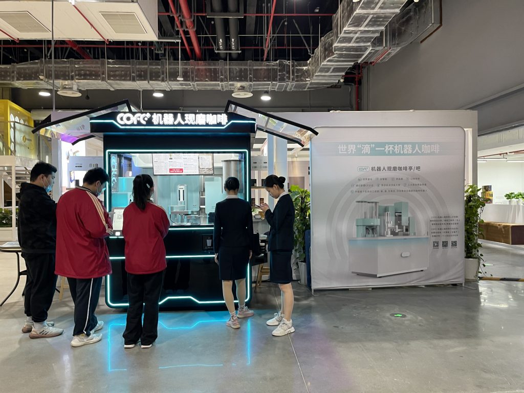 Ki-ốt Cofe  c&oacute; thể pha chế đồ uống trong khoảng 50 gi&acirc;y m&agrave; kh&ocirc;ng cần một nh&acirc;n vi&ecirc;n pha chế n&agrave;o.