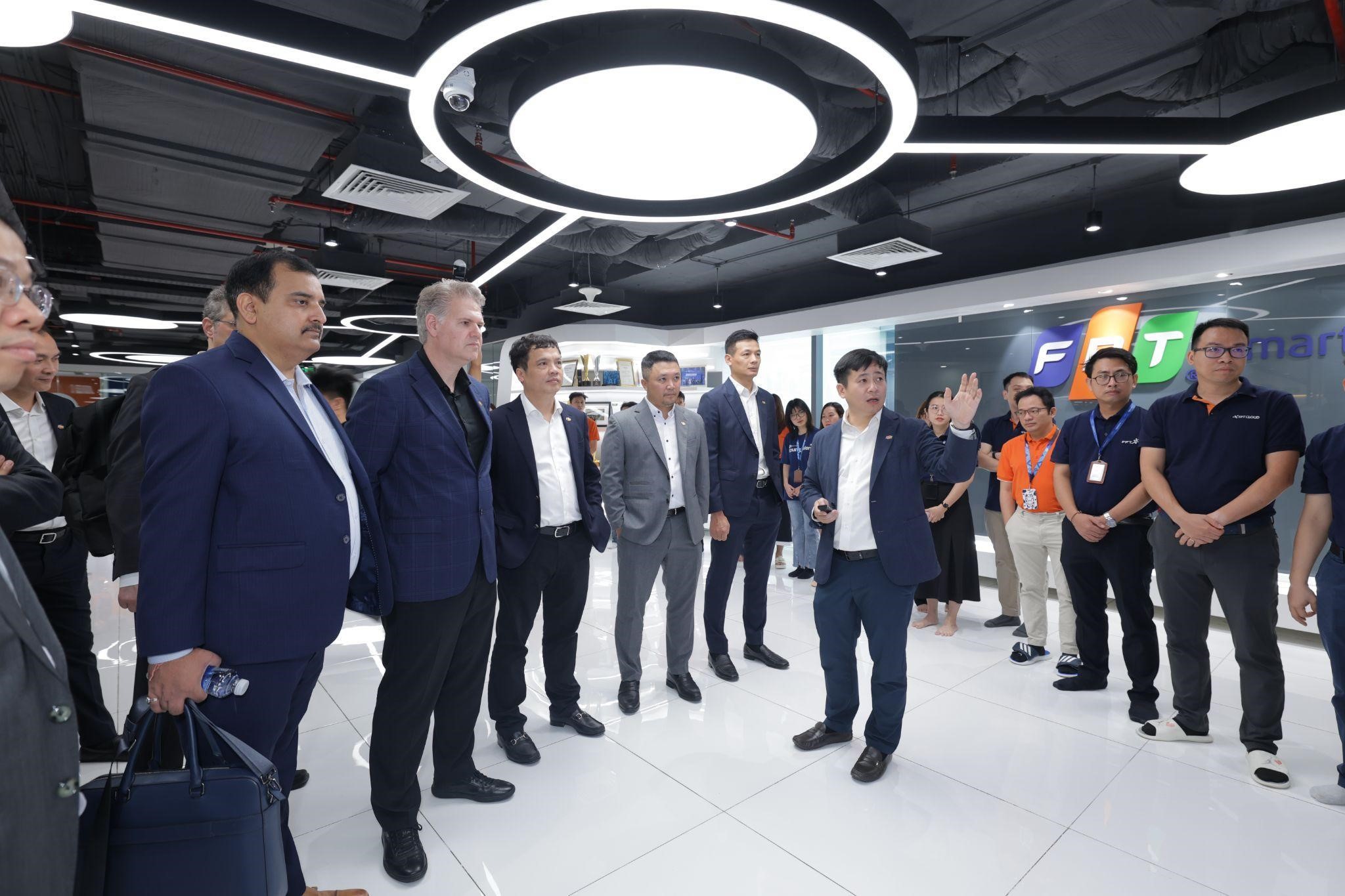 Ban lãnh đạo NVIDIA trong chuyến thăm văn phòng FPT Smart Cloud vào tháng 4/2024 (Ảnh: FPT Smart Cloud).