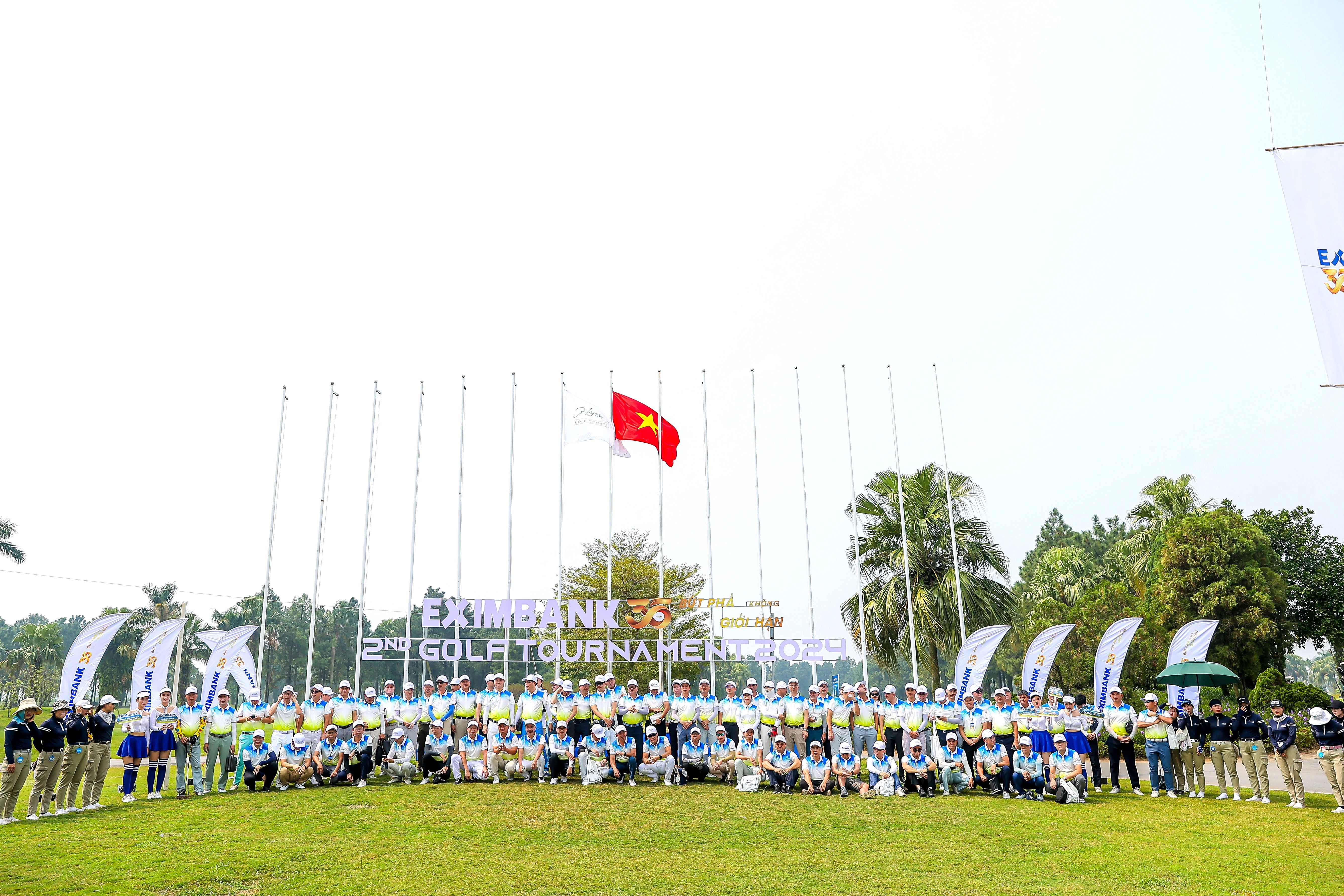 Các golfer tham dự chuẩn bị Shotgun.