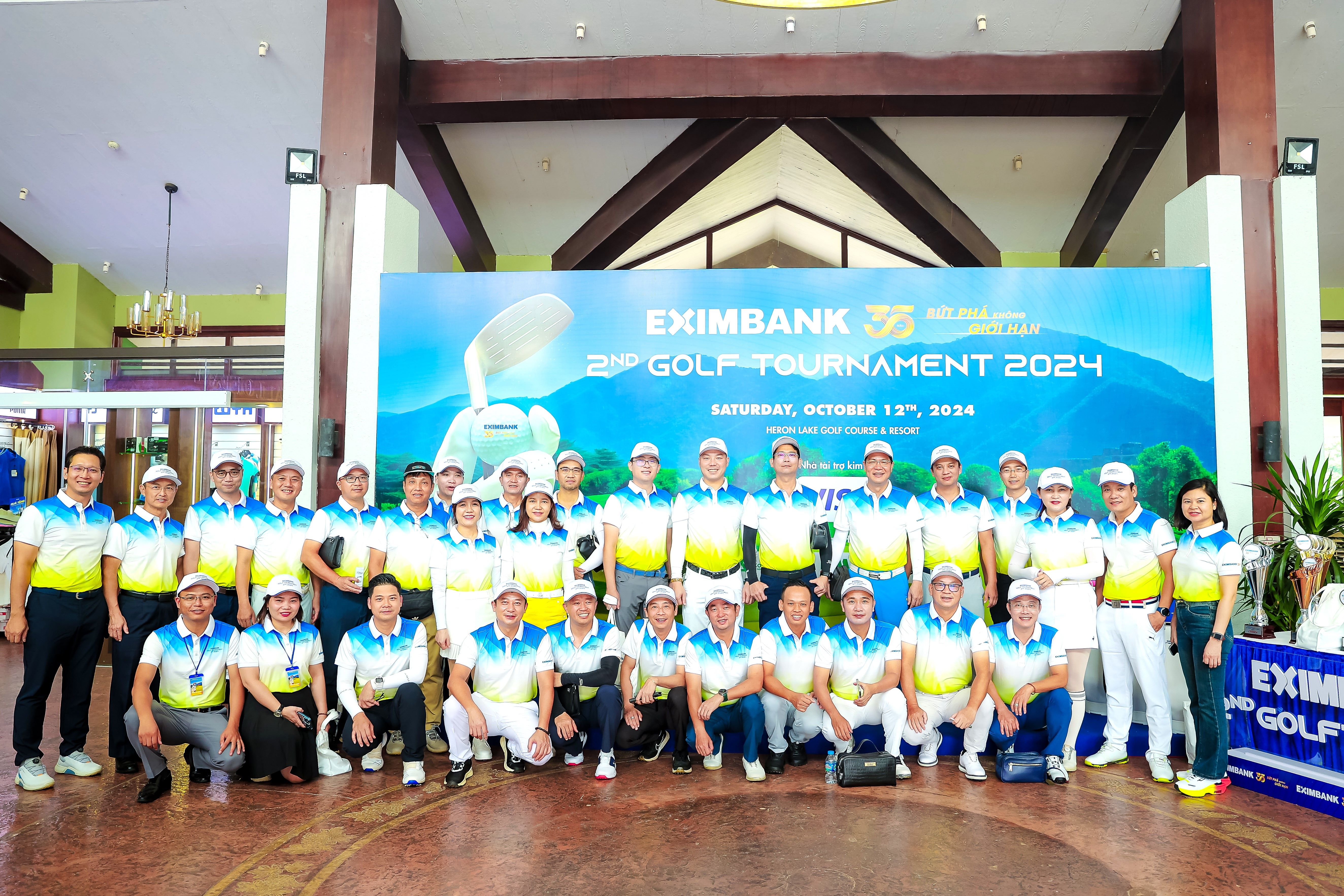 Các golfer chụp hình lưu niệm.