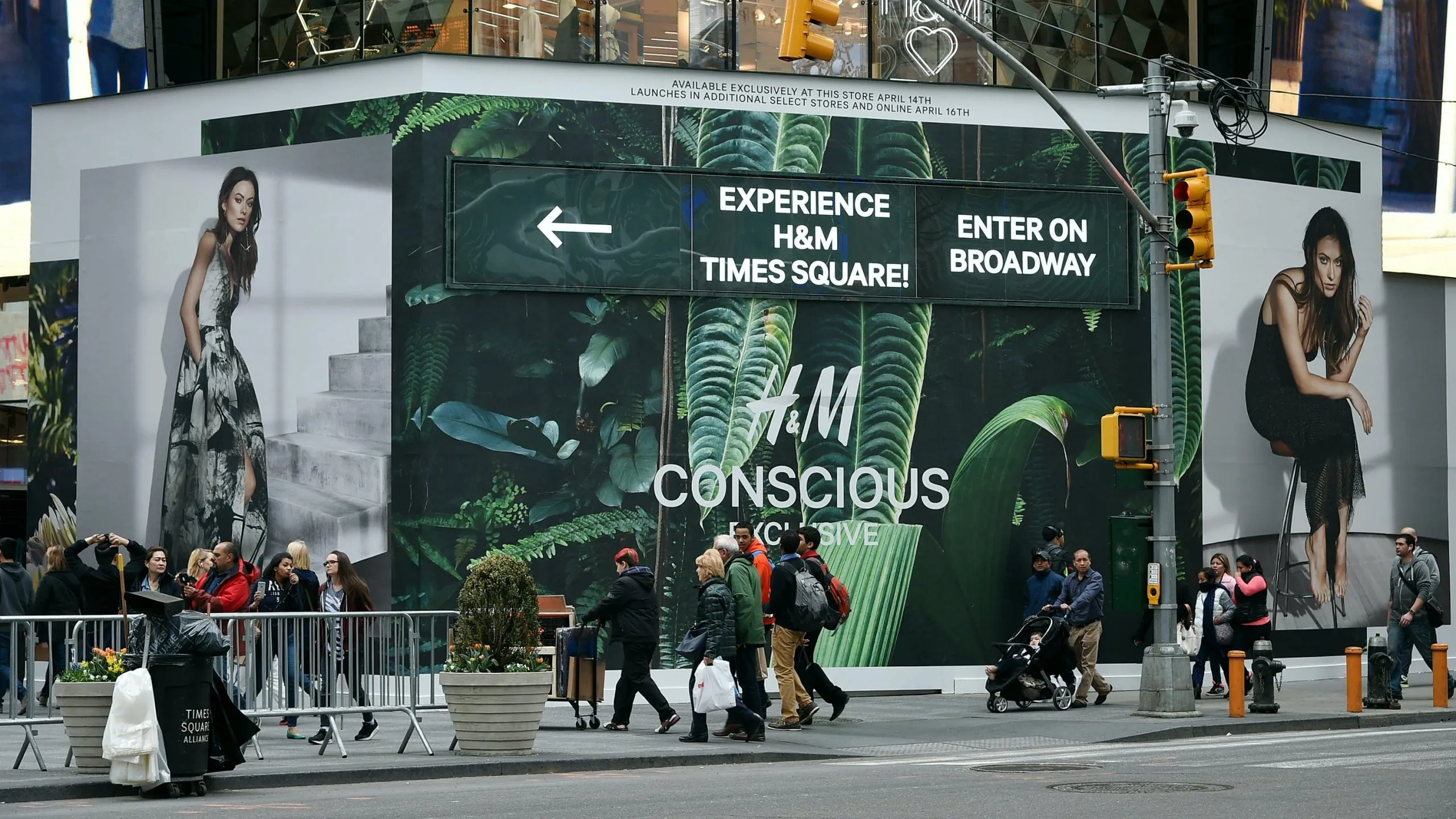 Năm 2022, H&M chi nhánh Thụy Điển bị kiện vì đã khiến khách hàng trả nhiều tiền hơn cho các sản phẩm “thân thiện môi trường” .