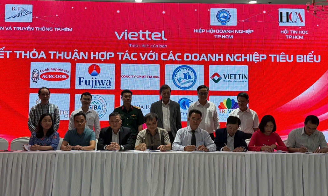 Các doanh nghiệp tham gia ký kết trong chương trình “Hỗ trợ chuyển đổi số cho doanh nghiệp tại TP.HCM giai đoạn 2024-2025”, sáng 15/10.