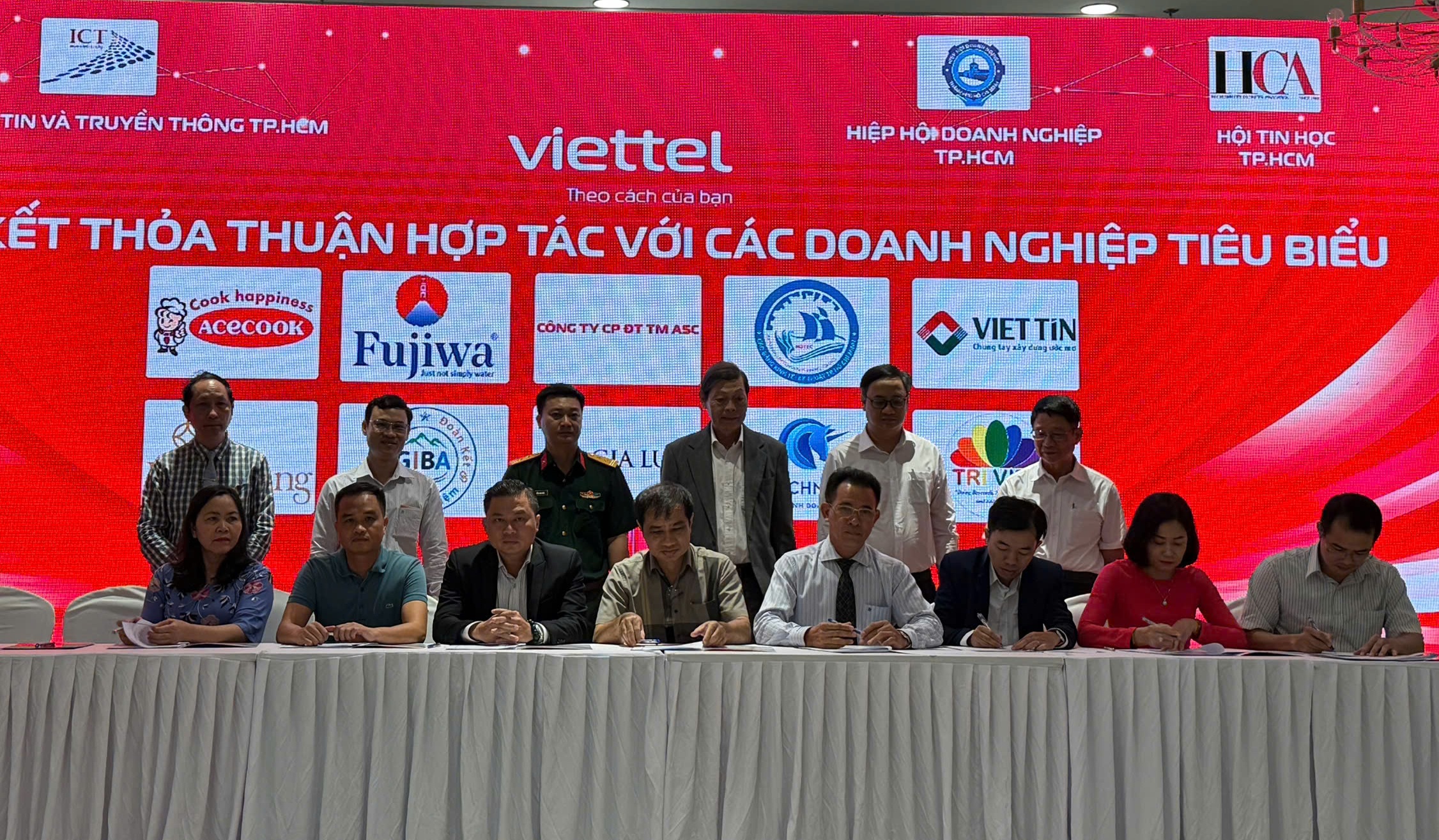 Các doanh nghiệp tham gia ký kết trong chương trình “Hỗ trợ chuyển đổi số cho doanh nghiệp tại TP.HCM giai đoạn 2024-2025”, sáng 15/10.