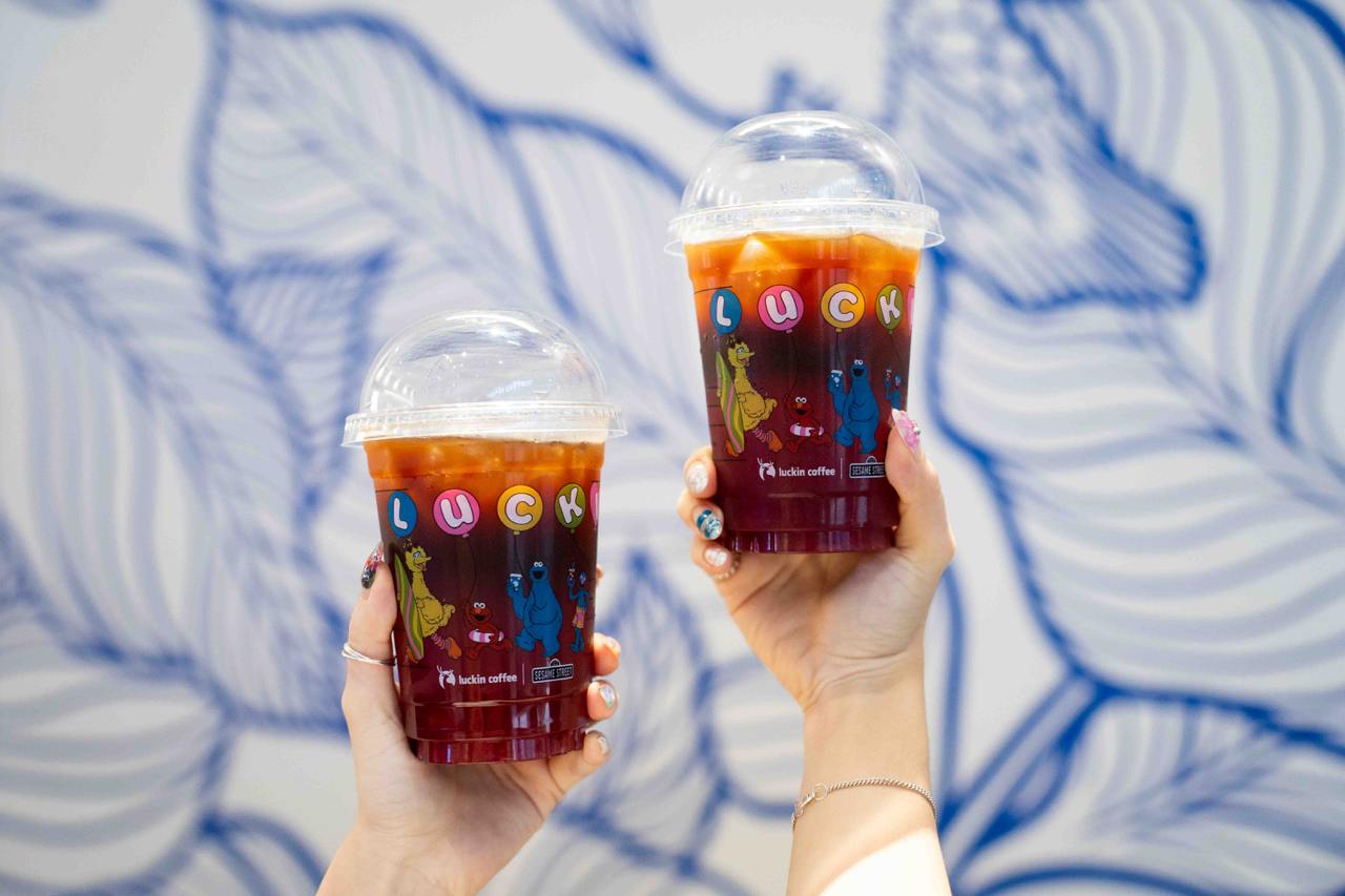 Nhiều quán cà phê thêm trà vào menu đồ uống. Ngược lại, các quán trà cũng bắt đầu phục vụ các món cà phê hương trái cây.
