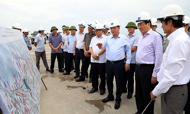 Đoàn công tác thành viên Chính phủ cùng lãnh đạo UBND tỉnh Thái Bình khảo sát thực tế dự án tuyến đường ven biển tỉnh Thái Bình.