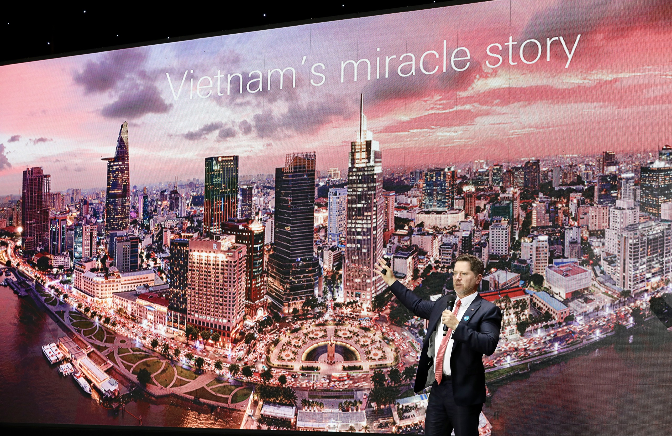 &Ocirc;ng Tim Evans, Tổng gi&aacute;m đốc HSBC Việt Nam, tr&igrave;nh b&agrave;y tham luận tại Diễn đ&agrave;n Kinh tế Mới Việt Nam 2024.&nbsp;