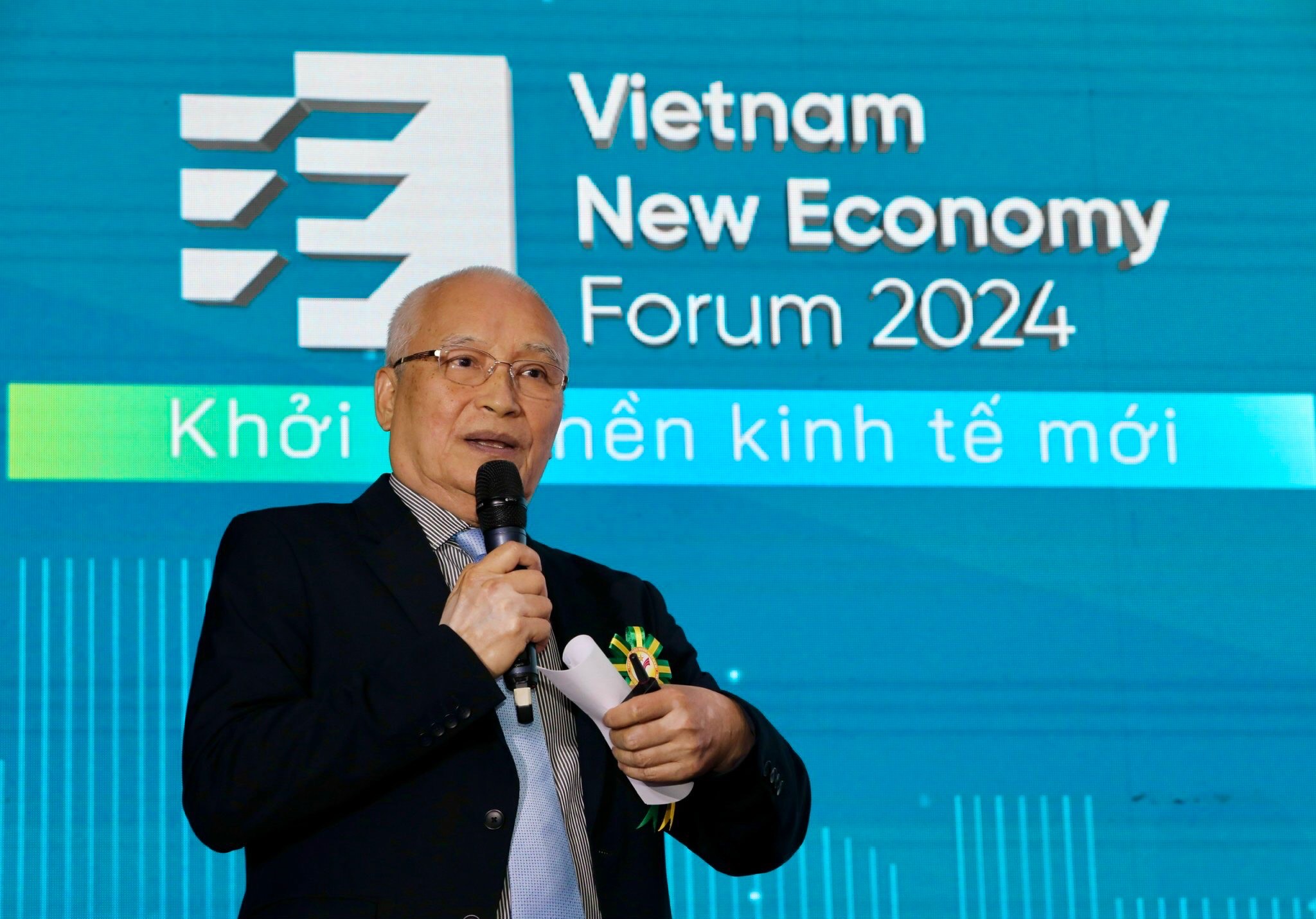 A speaker is sharing his business experiences at the Forum. (Photo: Viet Dung)