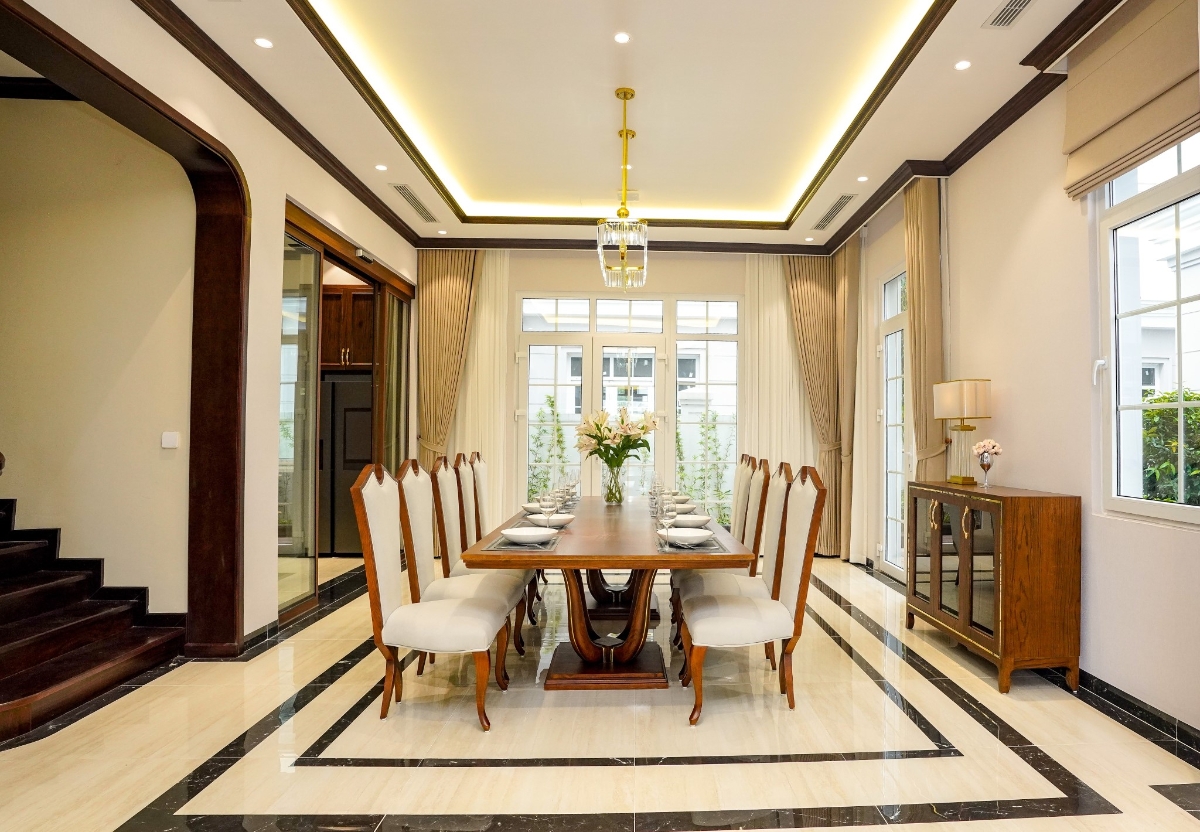 Tầng 1 của biệt thự c&oacute; kh&ocirc;ng gian rộng r&atilde;i v&agrave; sang trọng, l&yacute; tưởng cho việc tiếp đ&oacute;n kh&aacute;ch.