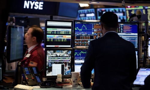 Chứng khoán Mỹ tụt khỏi ngưỡng kỷ lục, giá dầu “bốc hơi” hơn 4%