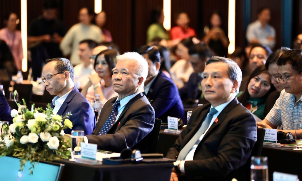 Các đại biểu trao đổi, lắng nghe những đề xuất đưa ra tại diễn đàn - Ảnh: Việt Dũng.