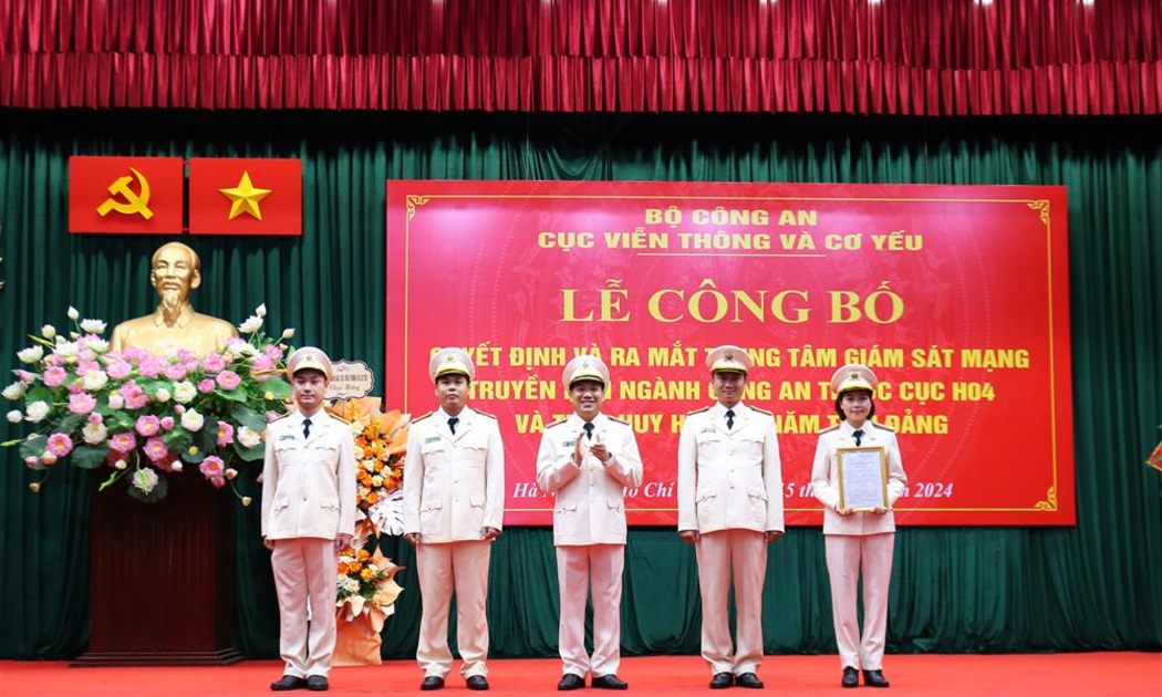 Thiếu tướng Lê Khắc Thuyết trao Quyết định về chức năng, nhiệm vụ, tổ chức bộ máy của Trung tâm giám sát mạng truyền dẫn ngành công an cho lãnh đạo Trung tâm, chiều 15/10.