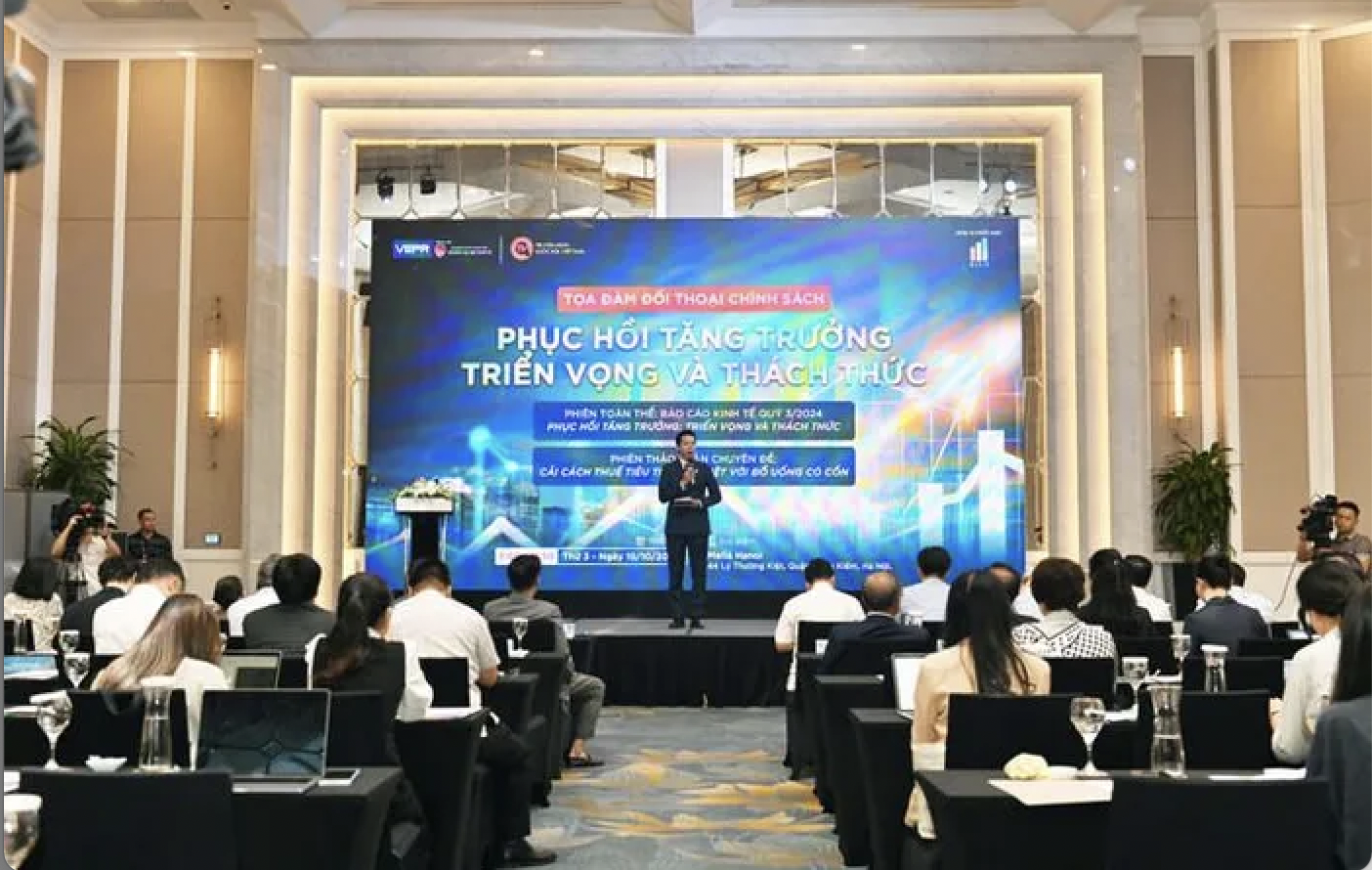 Tọa đàm “Đối thoại chính sách: Phục hồi tăng trưởng – Triển vọng và thách thức”.